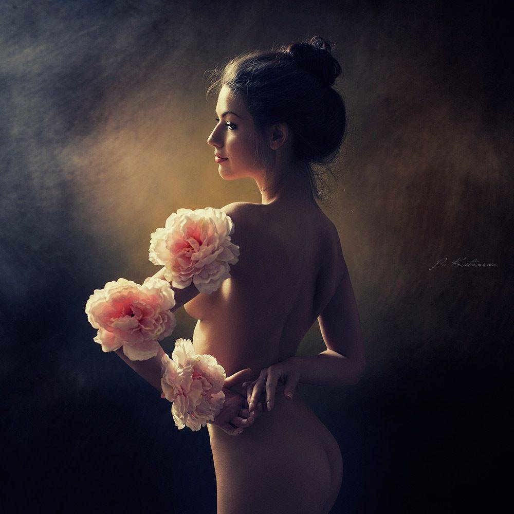 Голая девушка с цветком