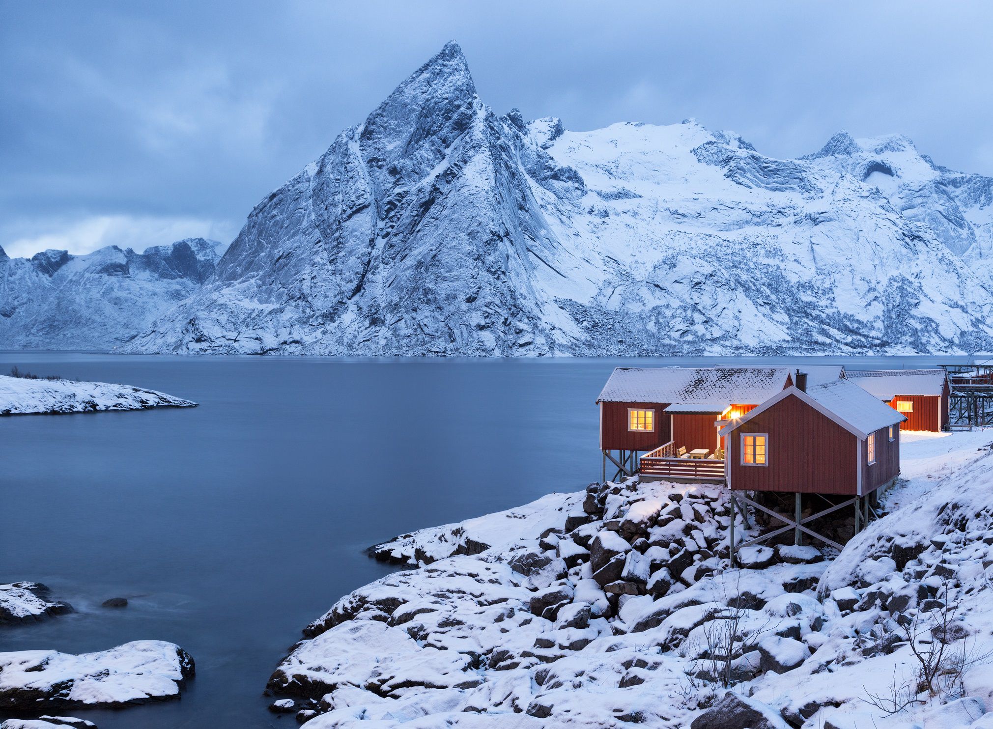 Зимний остров. Субарктический климат Норвегии. Рейне Лофотенские острова Норвегия. Климат Норвегии зима лето. Винтер Скандинавия.