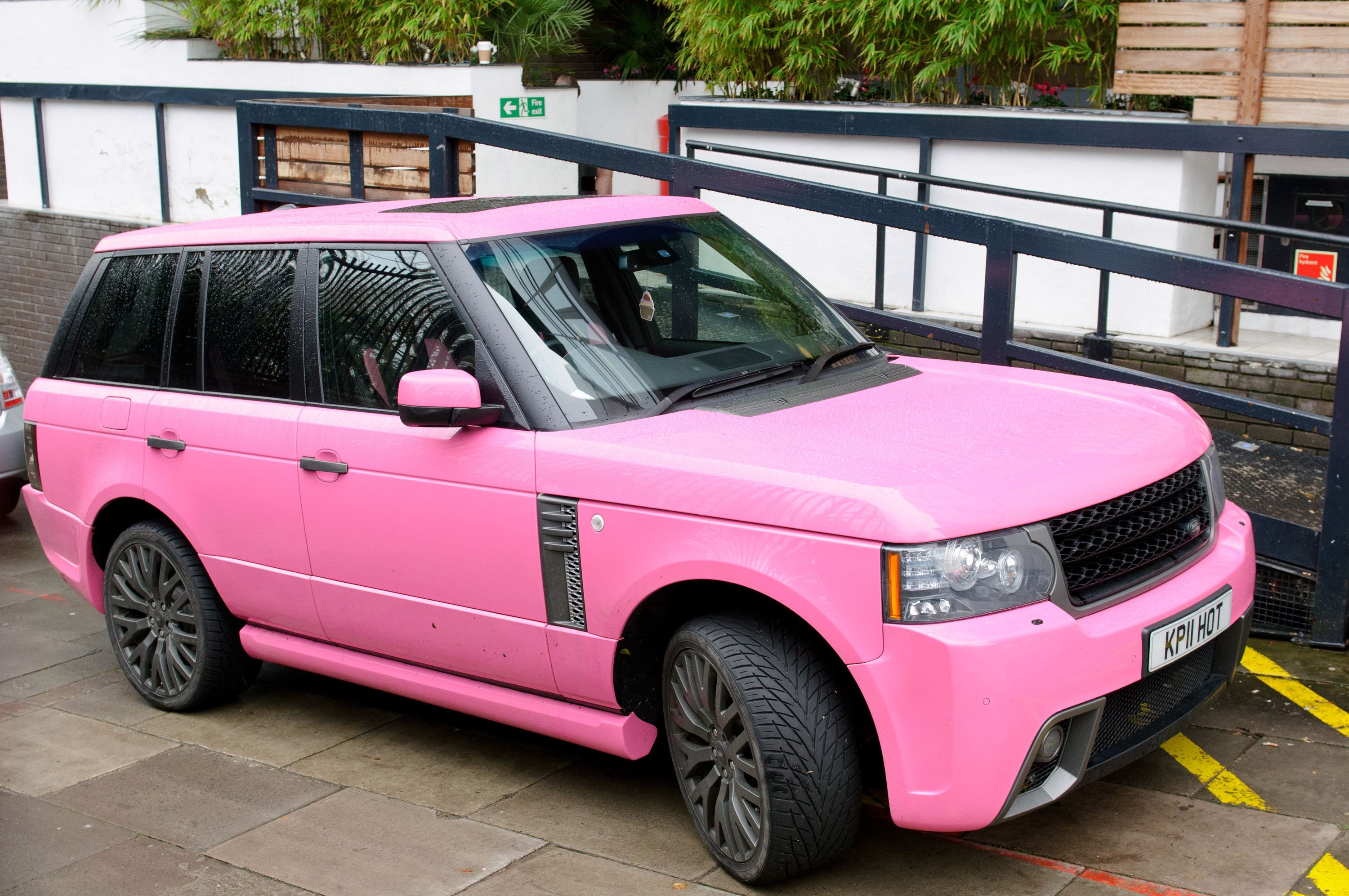 Розовый Range Rover.