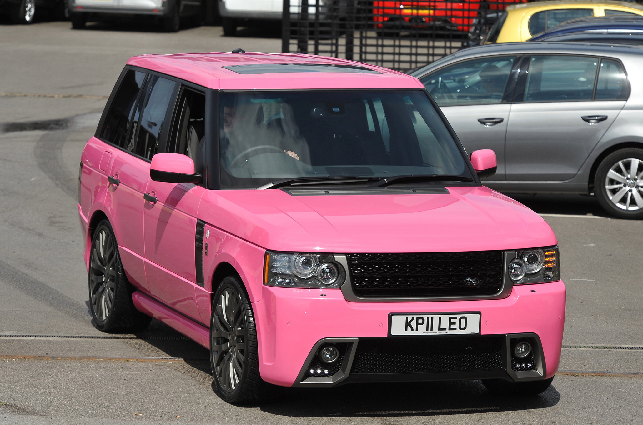 Розовый Range Rover.