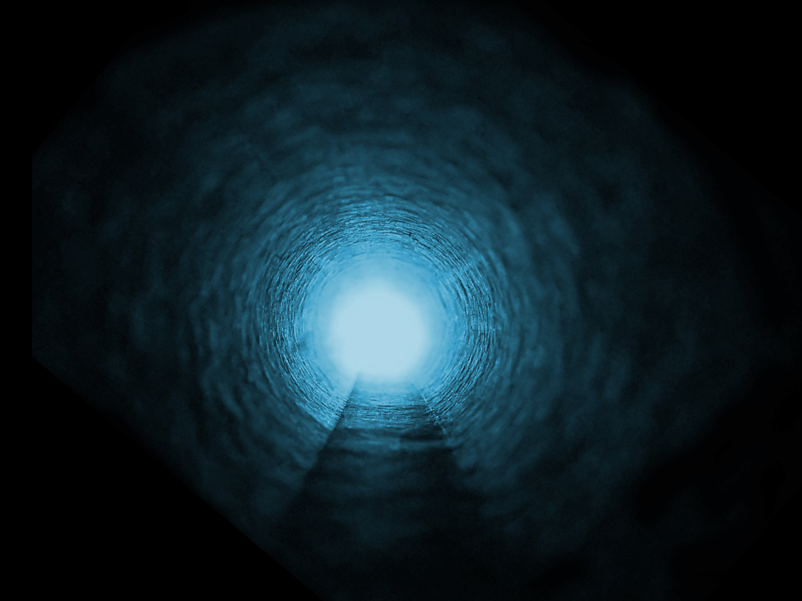 В конце туннеля виден свет. Свет в конце тоннеля. Свет в тоннеле. Свет в конце туннеля арт. Белый свет в конце тоннеля.