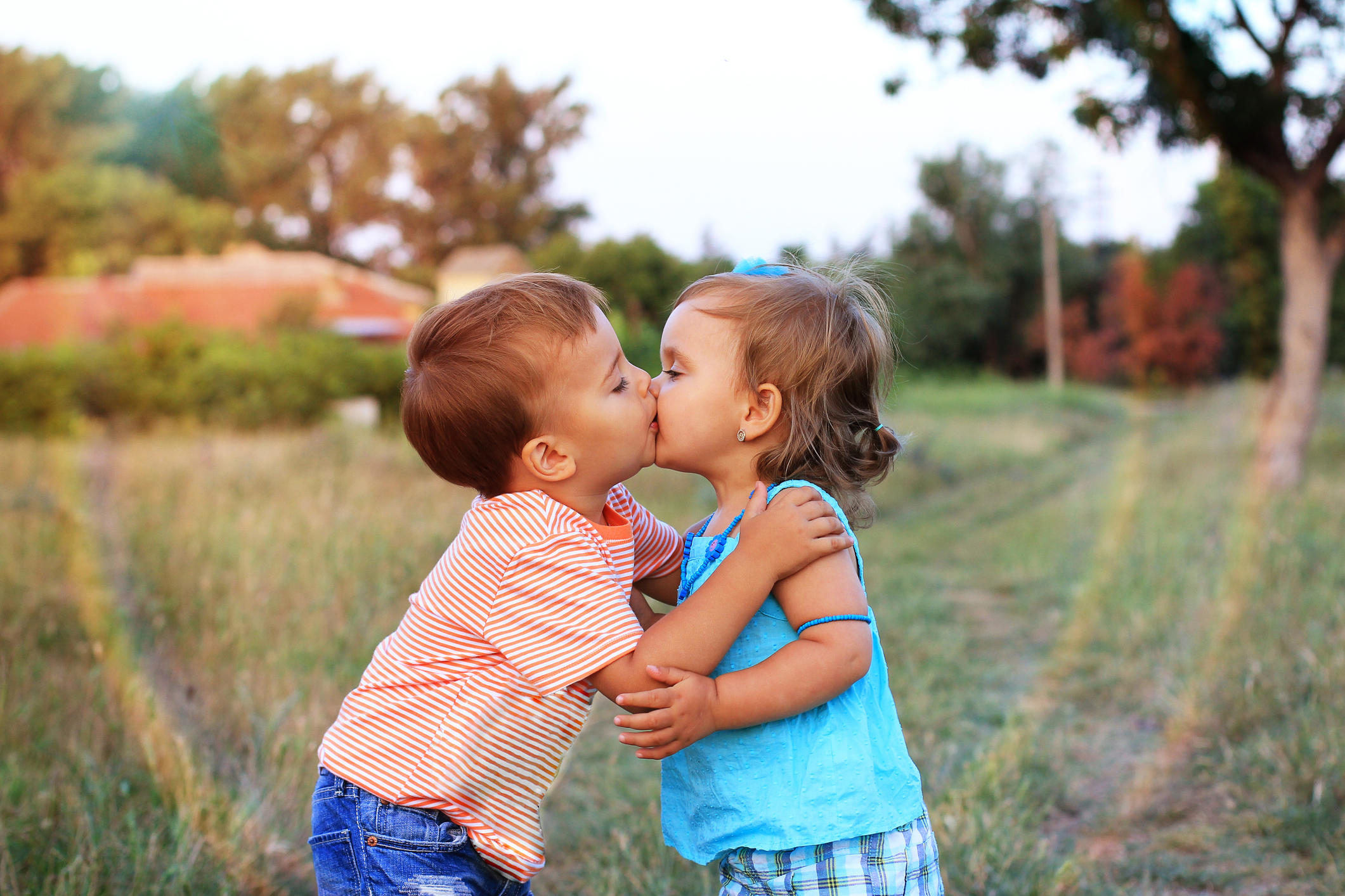 Фото дети целуются