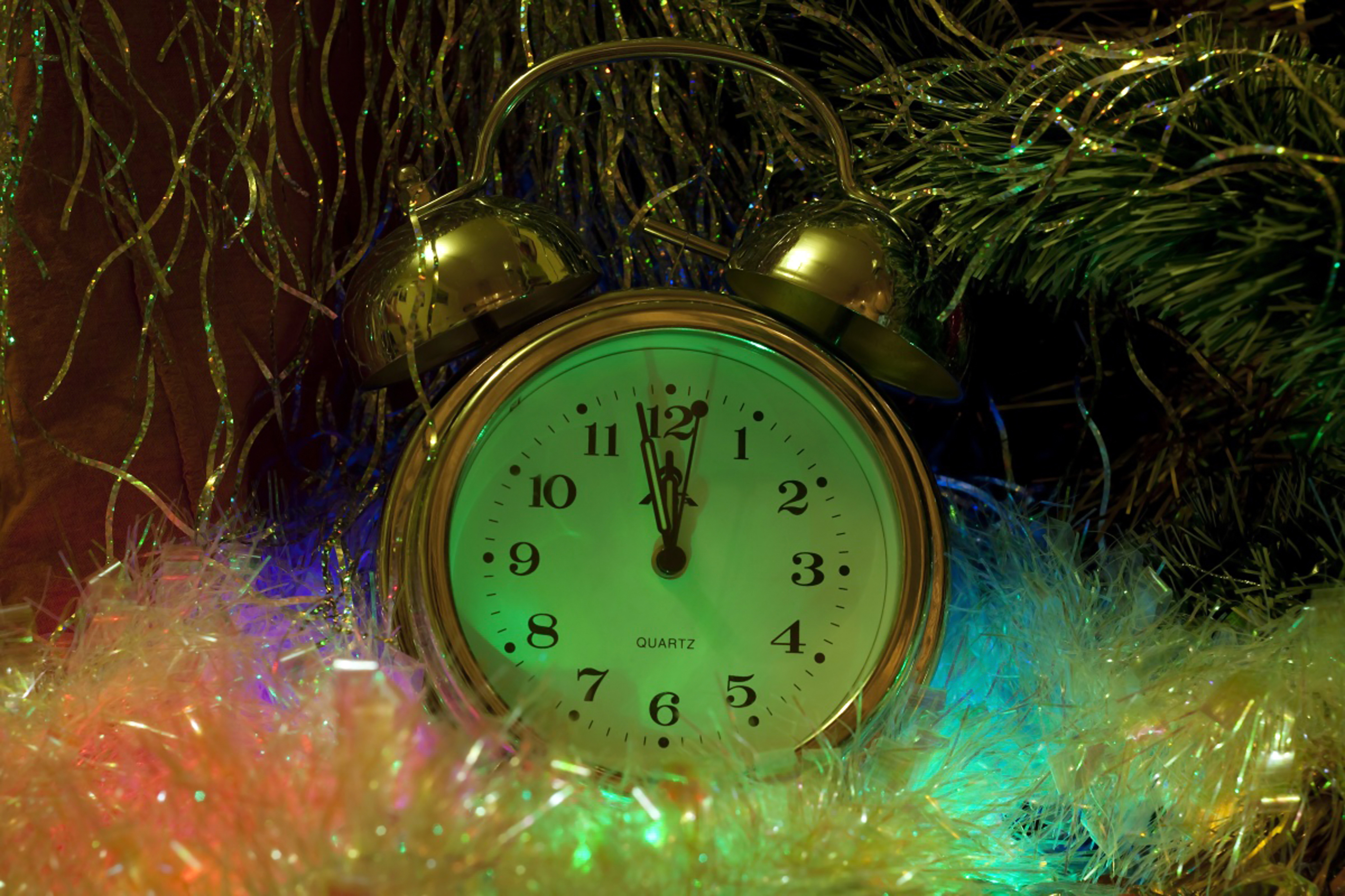 1 час новый год будет. Часы новогодние. Сказочные новогодние часы. Волшебные часы. Волшебные новогодние часы.