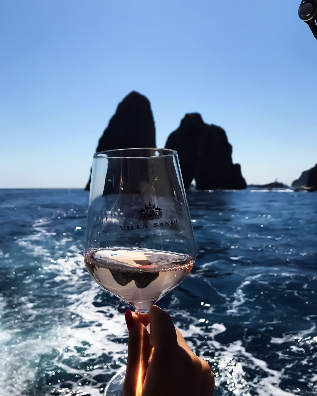 Фото бокал вина на фоне моря