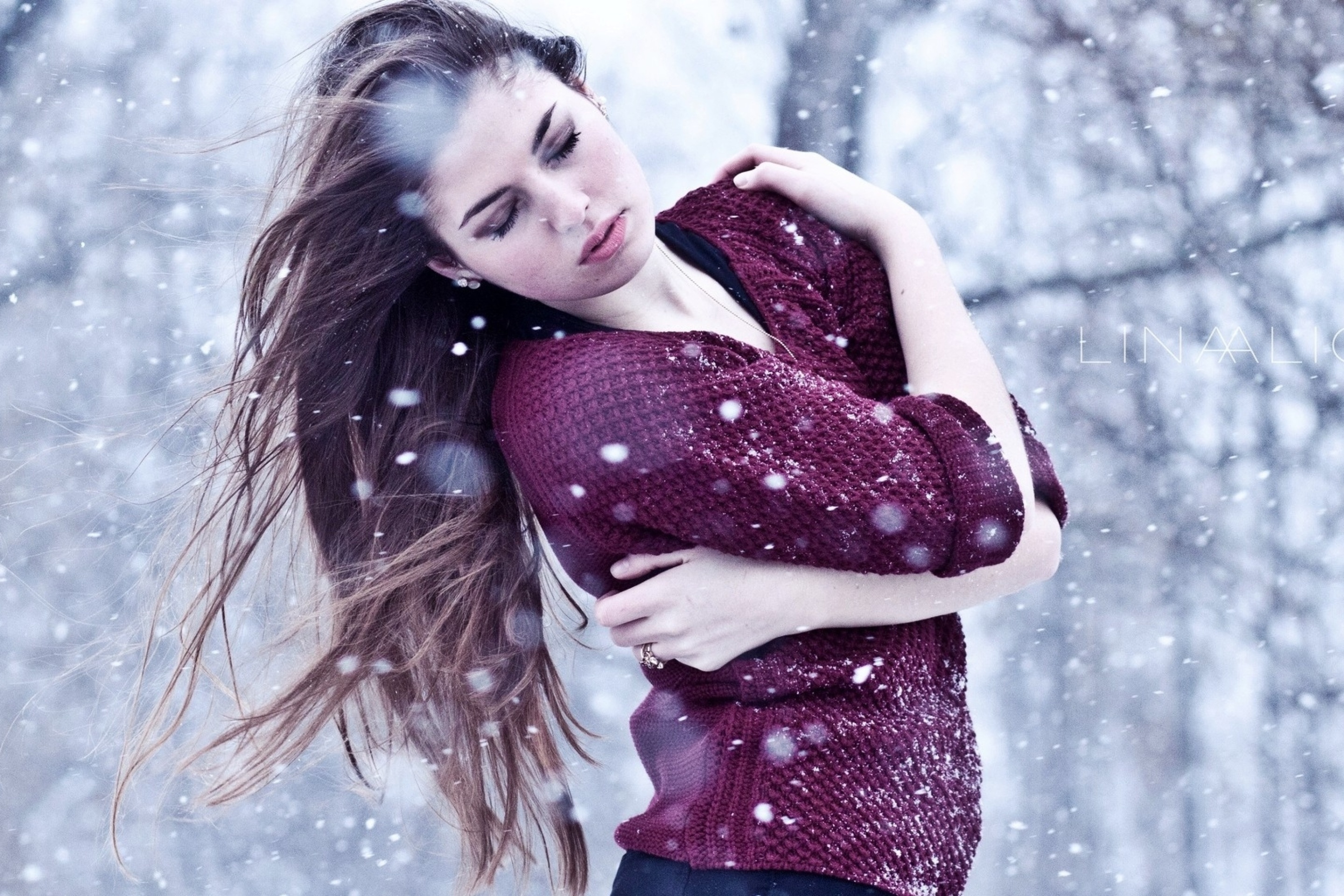 Девушка под снегом. Девушка в снегу. Красивая девушка снег. Зимние фотосессии девушек. Девушка зима картинки.