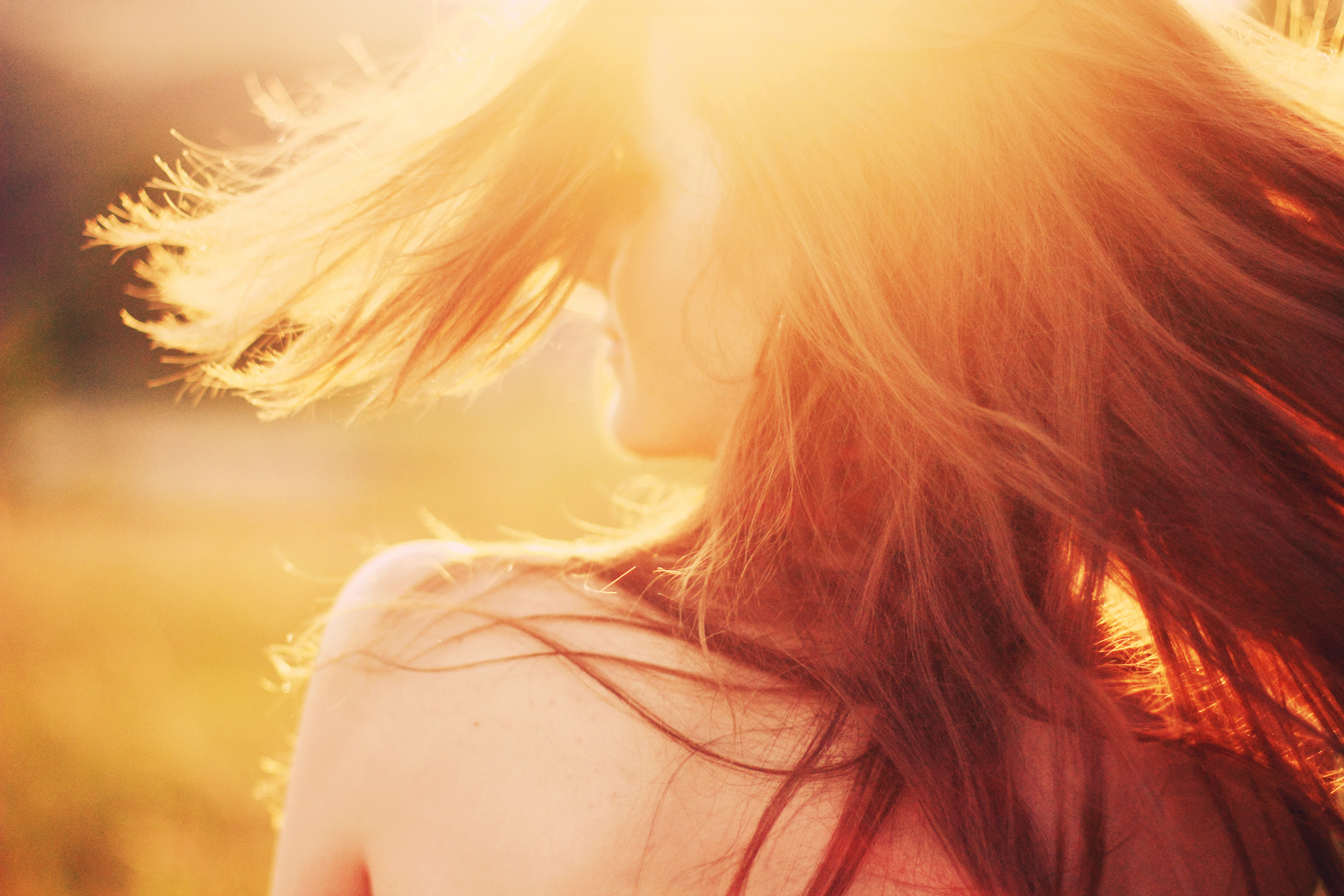 Волосы твоей мечты. Девушка и солнце. Девушка в солнечных лучах. Девушка в лучах солнца. Девушка с рыжими волосами.