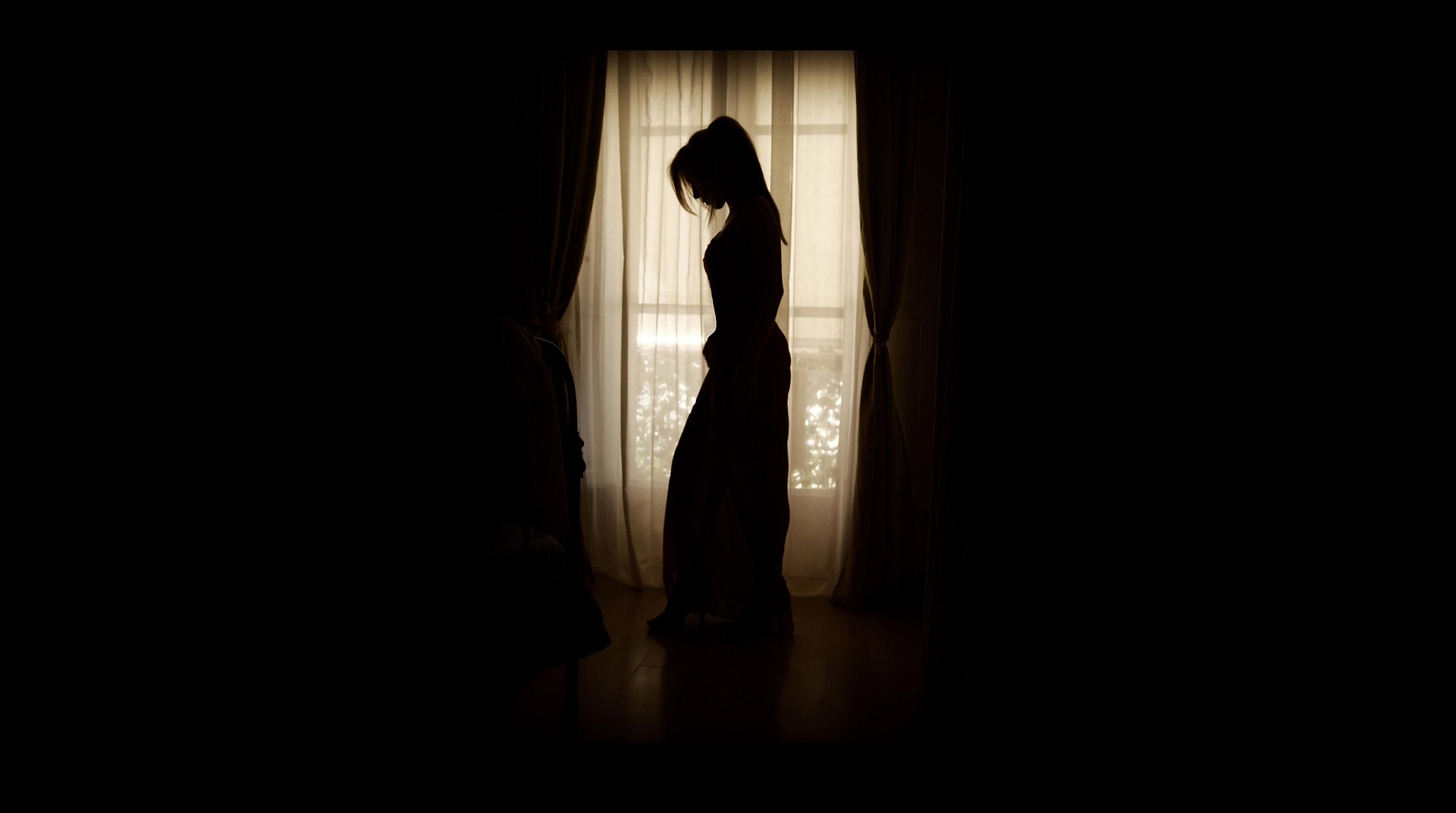 Фото тень девушки в темноте