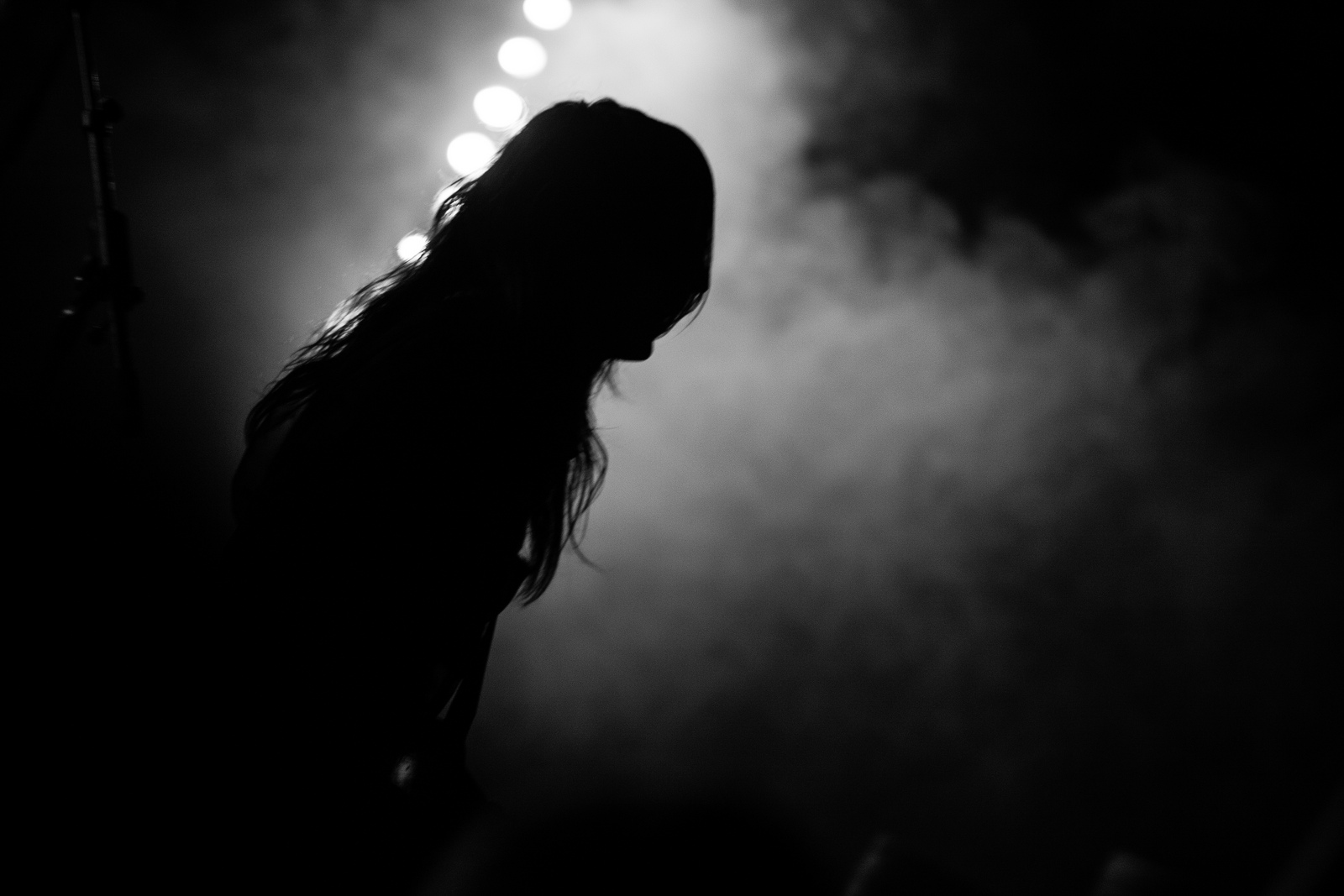 Фото девушки в темноте