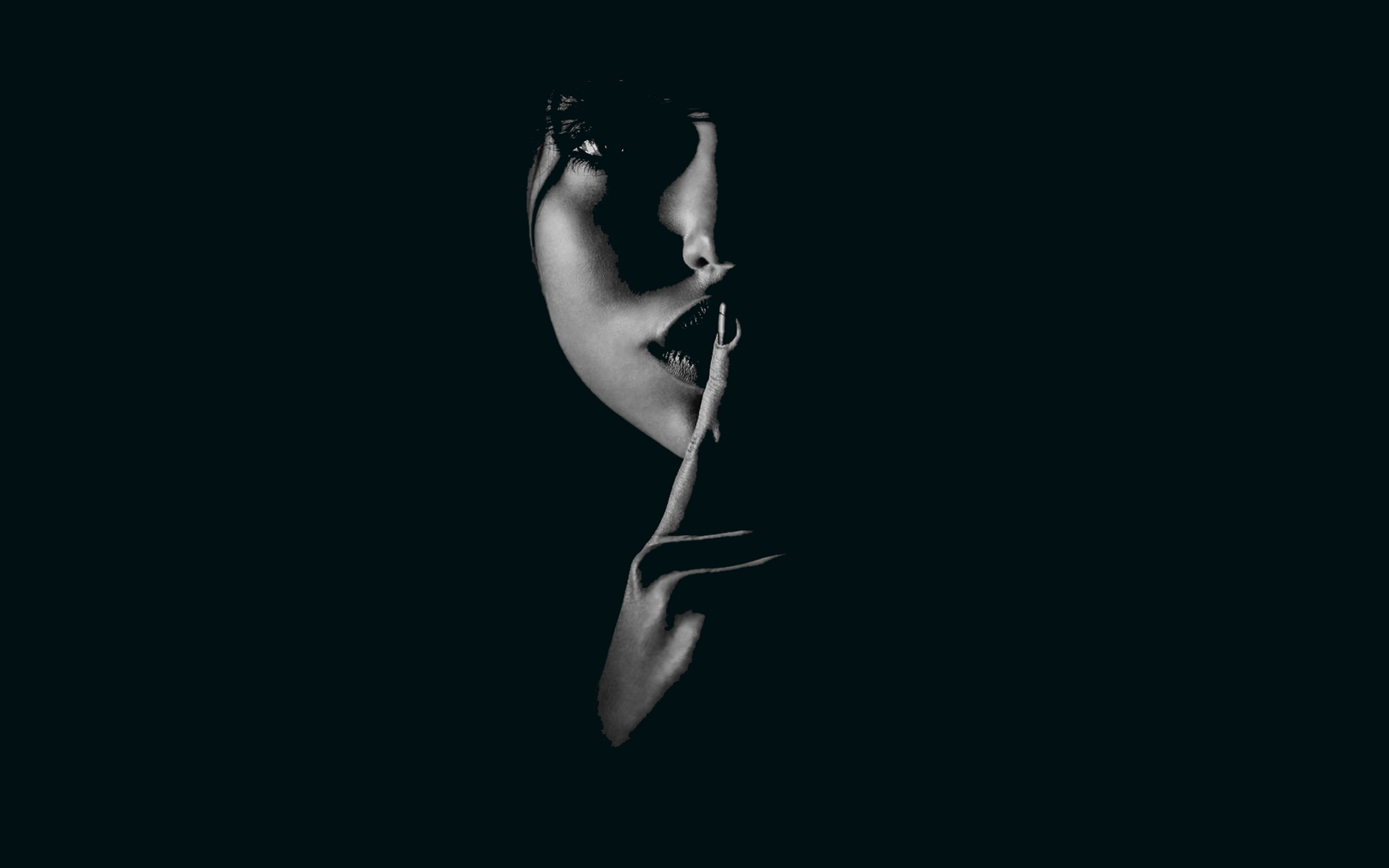 Клип черный фон. Женский силуэт в темноте. Силуэт женщины в темноте. Фотосессия на темном фоне. Девушка в полумраке.