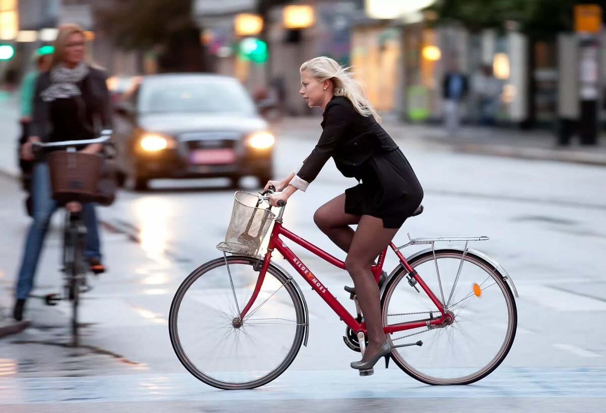 Догнать велосипед. Женщина на велосипеде. На Велике в платье. Женщина в платье на велосипеде. Велосипедистка в городе.