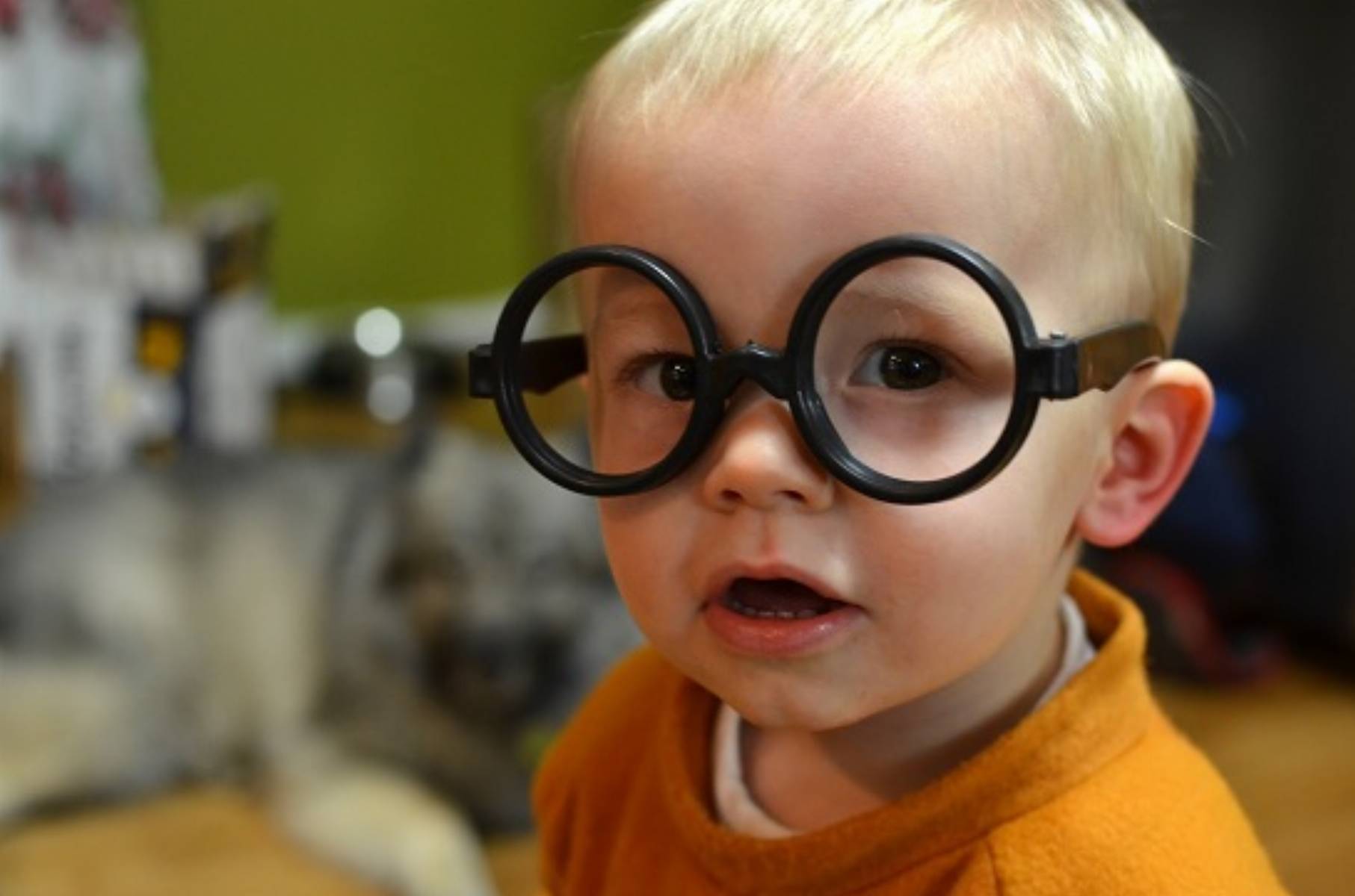 Мальчик с большими очками. Очки для детей. Очки для детей для зрения. Дети в очках для зрения. Косоглазие у детей.