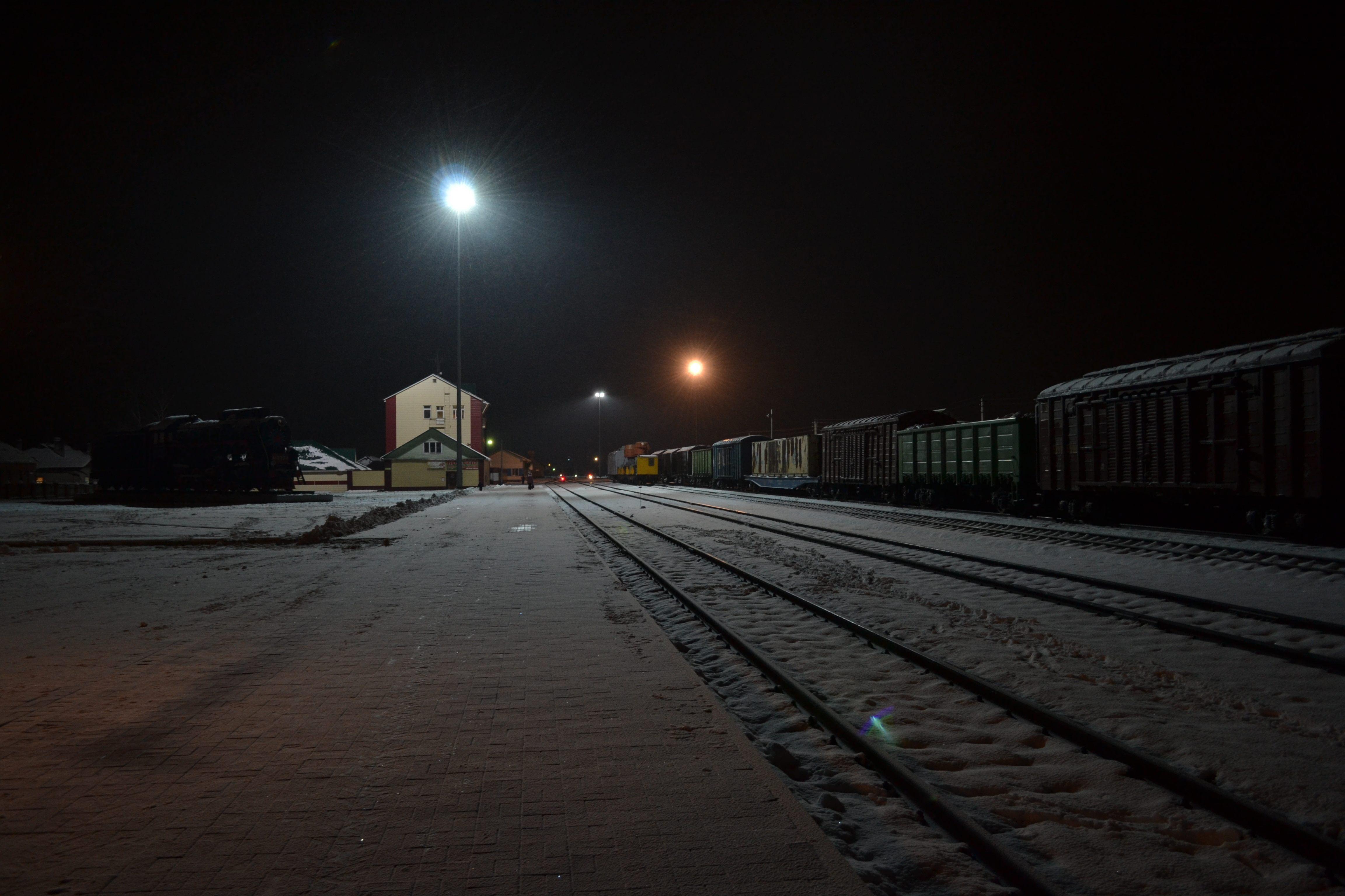 Включи станцию на ночь. Станция Няндома вокзал зимой. Ночной вокзал. Ночной поезд. Поезд ночью зимой.