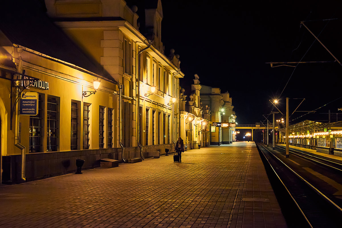 Белинский вокзал. Вокзал Бреста ночью. Ночной Брест старинные улицы. Вокзал ночью в Чапаевске. Брест вокзал ЖД зимой.