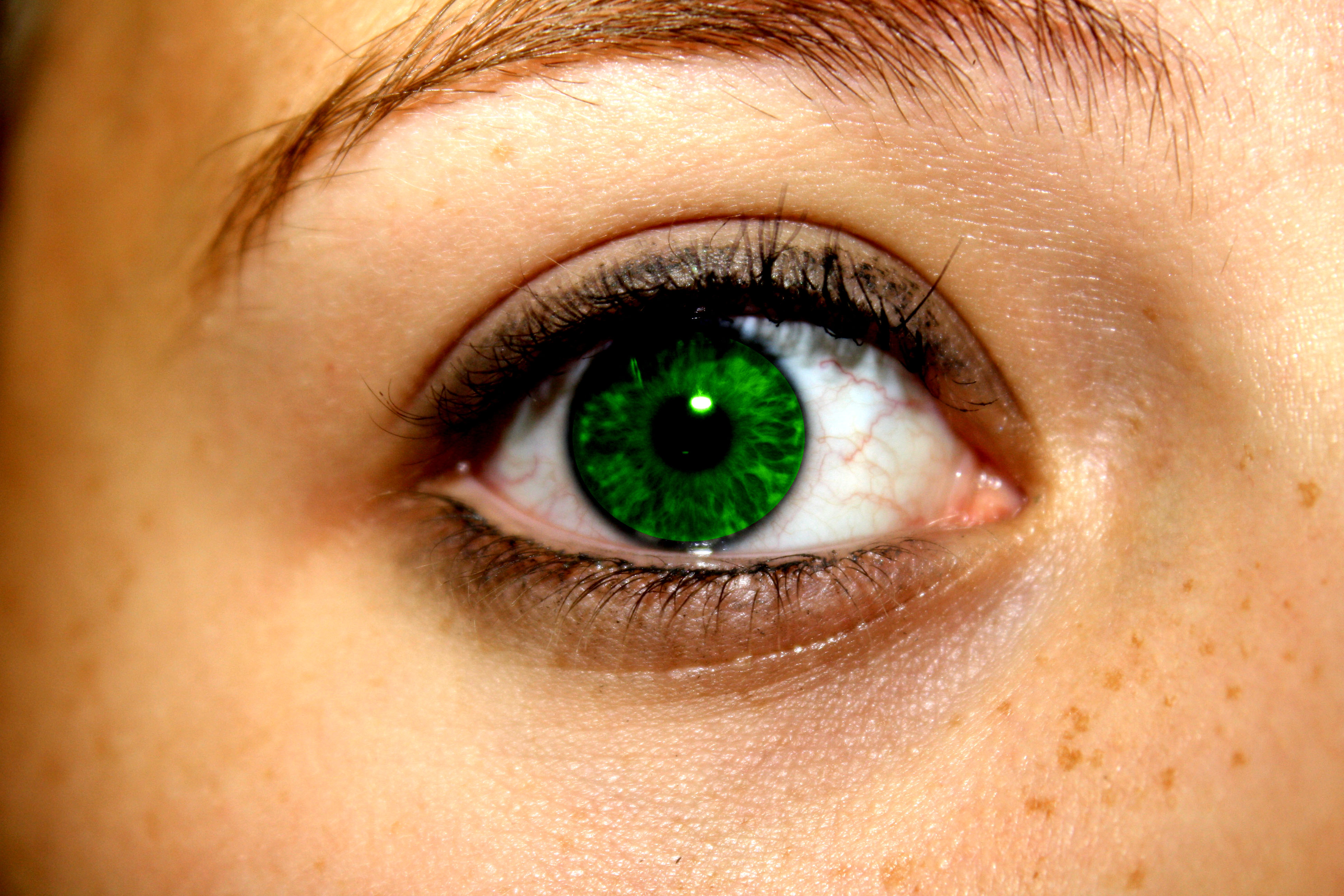 Зеленые глаза на свету. Центральная гетерохромия хамелеон. Центральная гетерохромия карих глаз. Зелёные глаза. Каре-зеленые глаза.