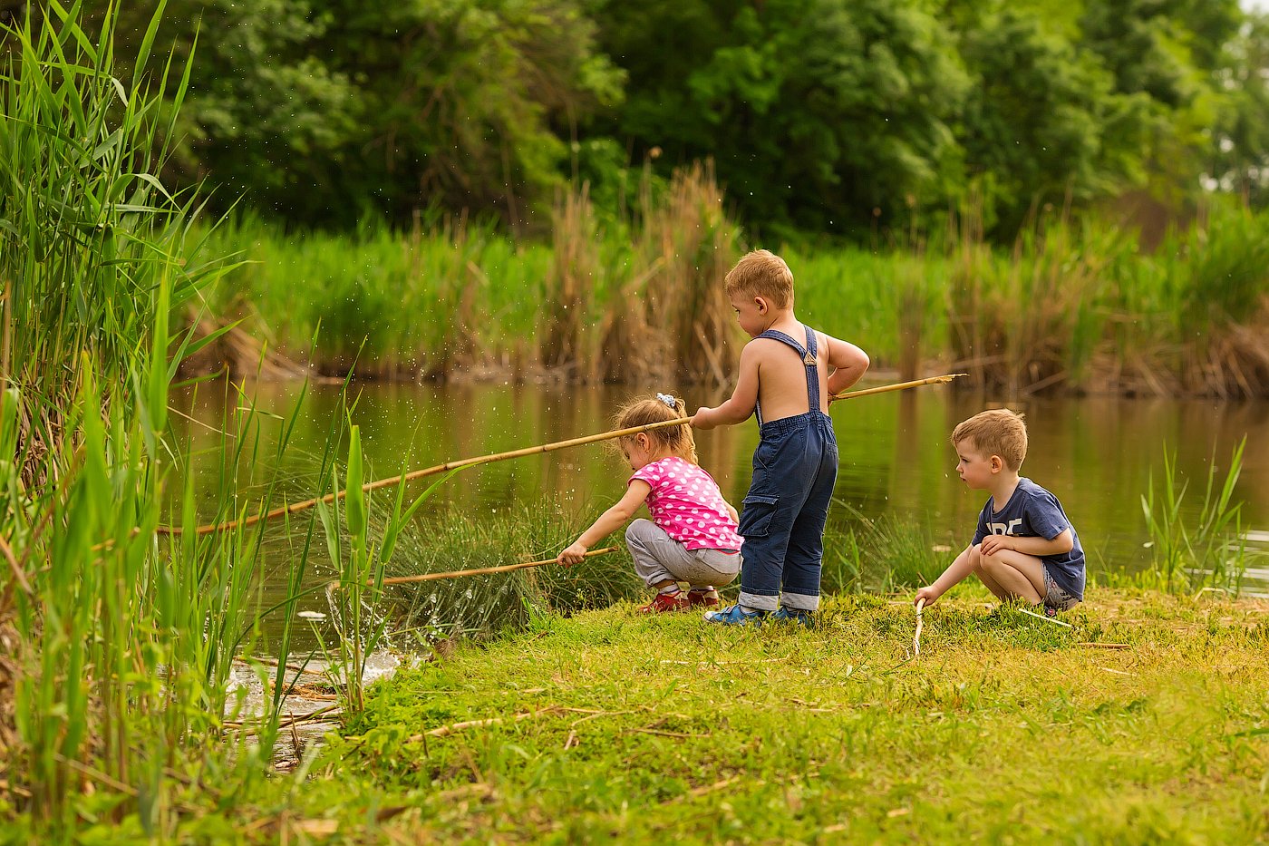 Берег лове. Дети и природа. Летом на речке. Летние развлечения. Лето в деревне.