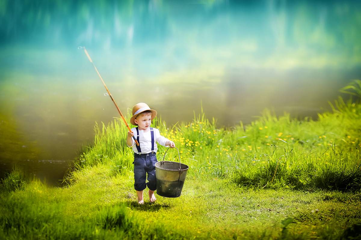 Летним утром мы направляемся на рыбалку природа. Мальчик ловит рыбу. Мальчик с удочкой. Удочка для детей. Природа рыбалка.