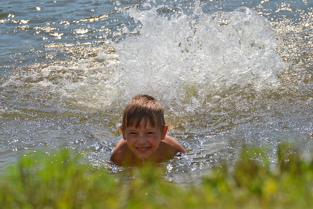 Купание. Дед купается. Дети купаются в реке. Купание детей летом. Лето дети купаются в реке.
