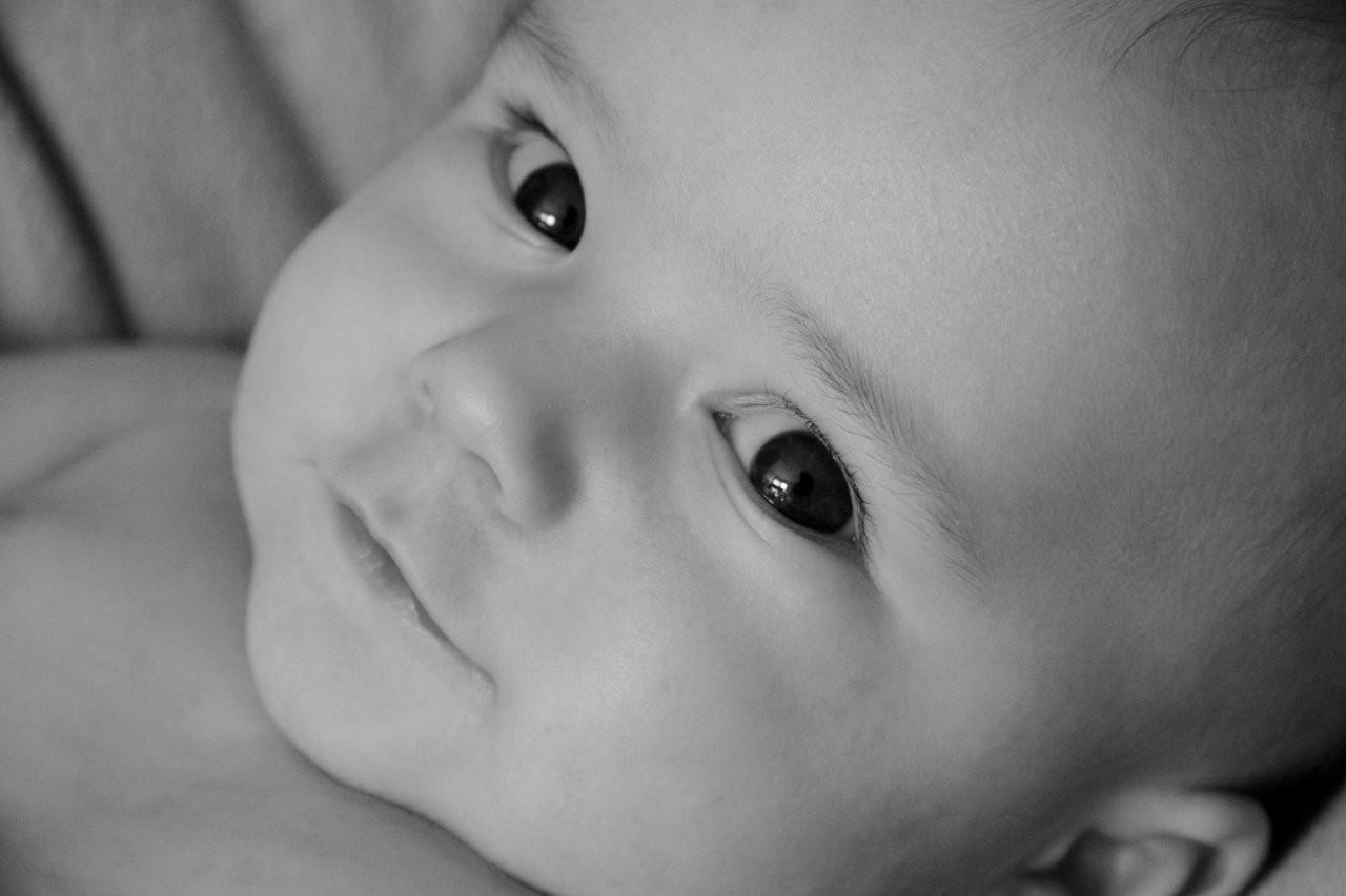Новорожденный ребенок глазки. Малиш с карими глазами. Малыш с карими глазами. Кареглазый малыш. Младенец с карими глазами.