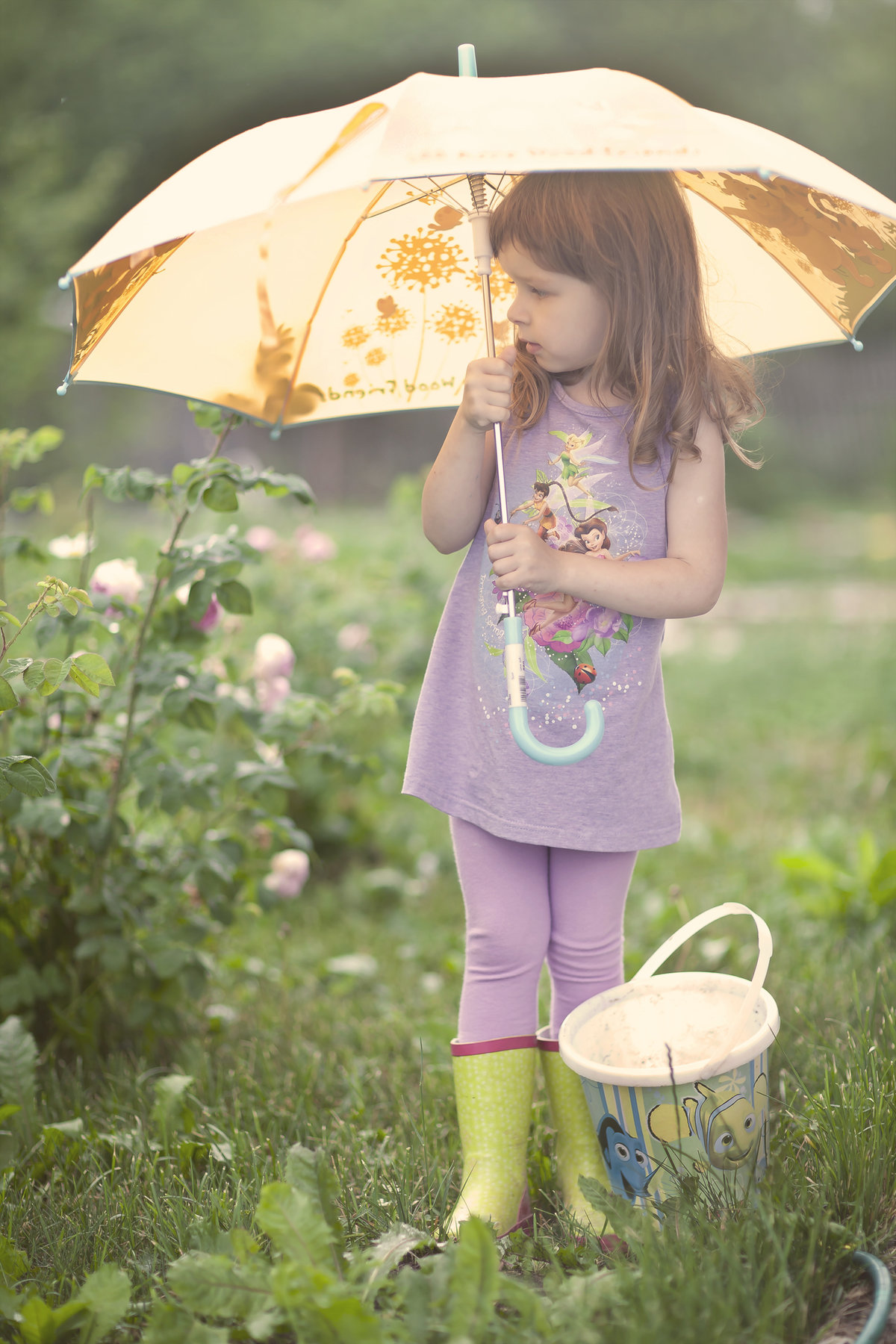 Дети под зонтиком. Зонтик для детей. Девочка с зонтиком. Девочка под зонтом.