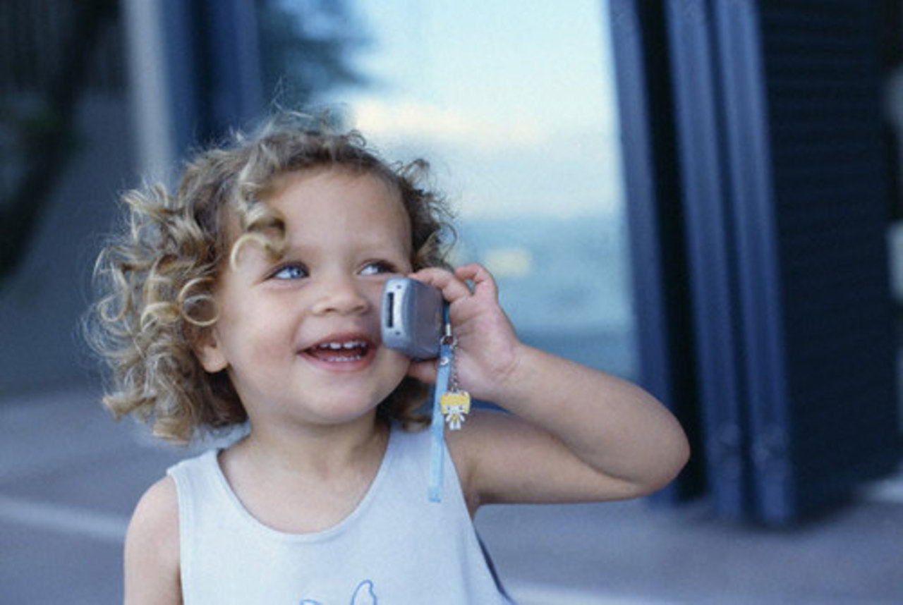 Фото ребенка с телефоном. Ребенок с телефоном. Ребенок с мобильным телефоном. Ребенок разговаривает по телефону. Ребенок говорит по телефону.