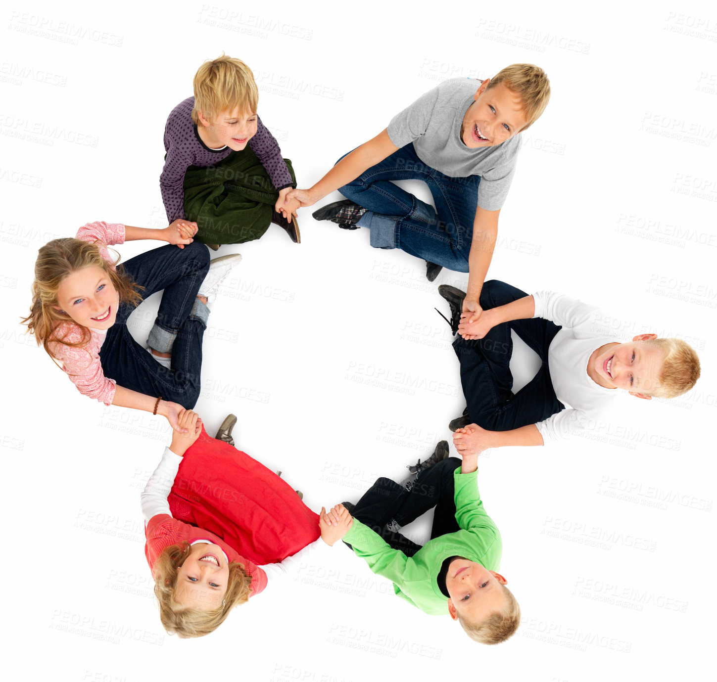 Игры в кругу цели. Дети в кругу. Дети стоят в кругу. Дети сидят в кругу. Школьники в кругу.