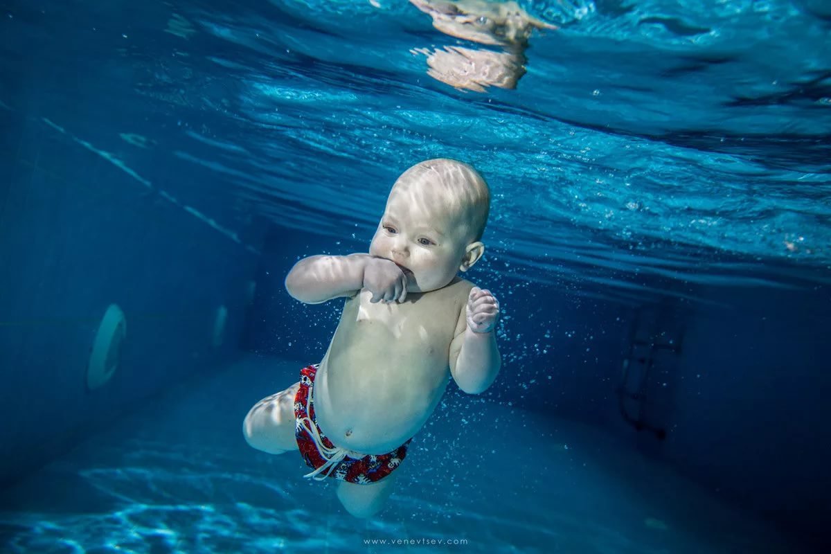 Дети плавают в воде. Бассейн для малышей. Плавание для грудничков. Младенец в бассейне. Дети под водой в бассейне.