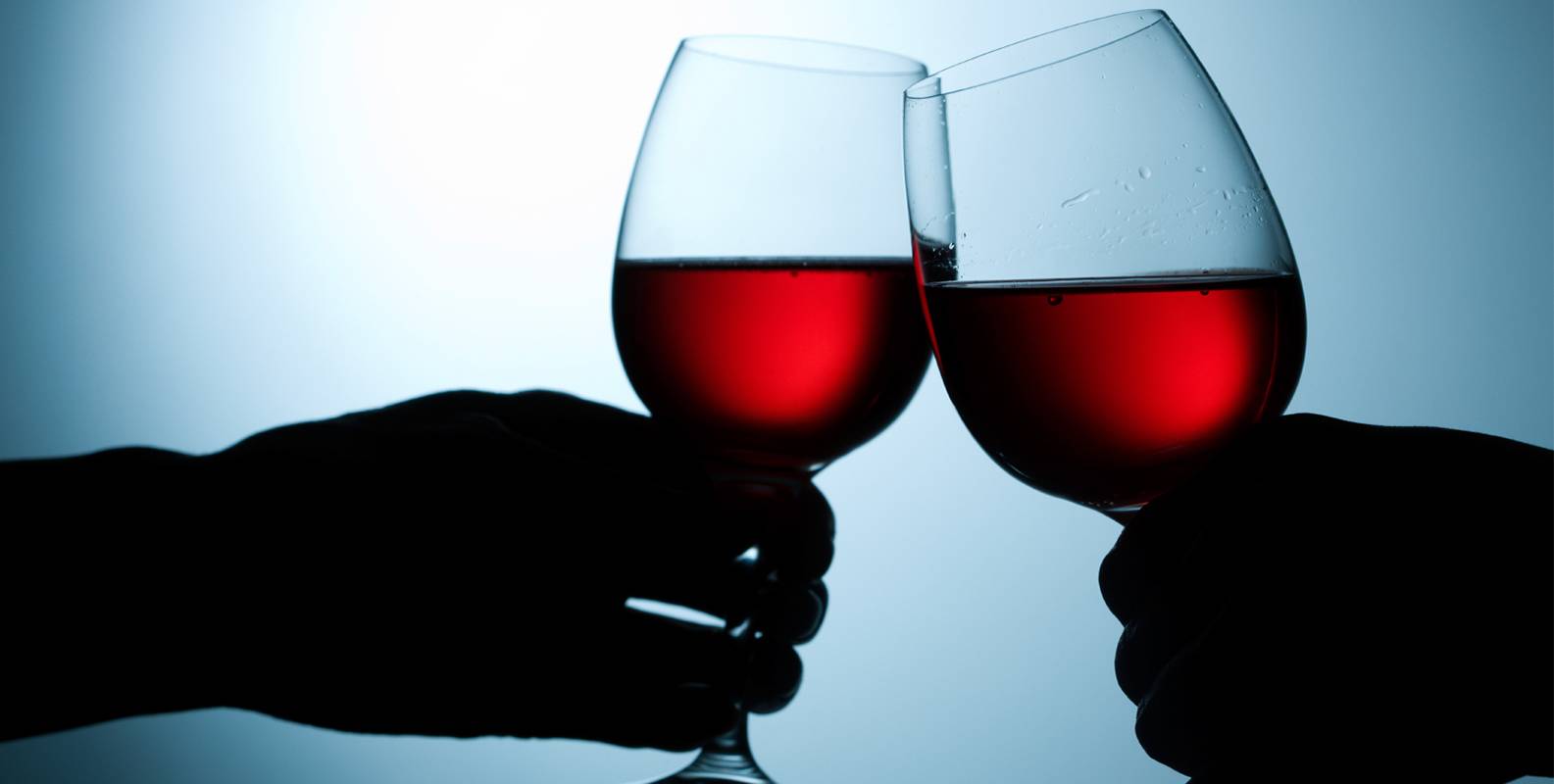 Пара бокалов вина. Фужер с вином. Два бокала красного вина. Бокалы с вином чокаются. Бокал красного вина.