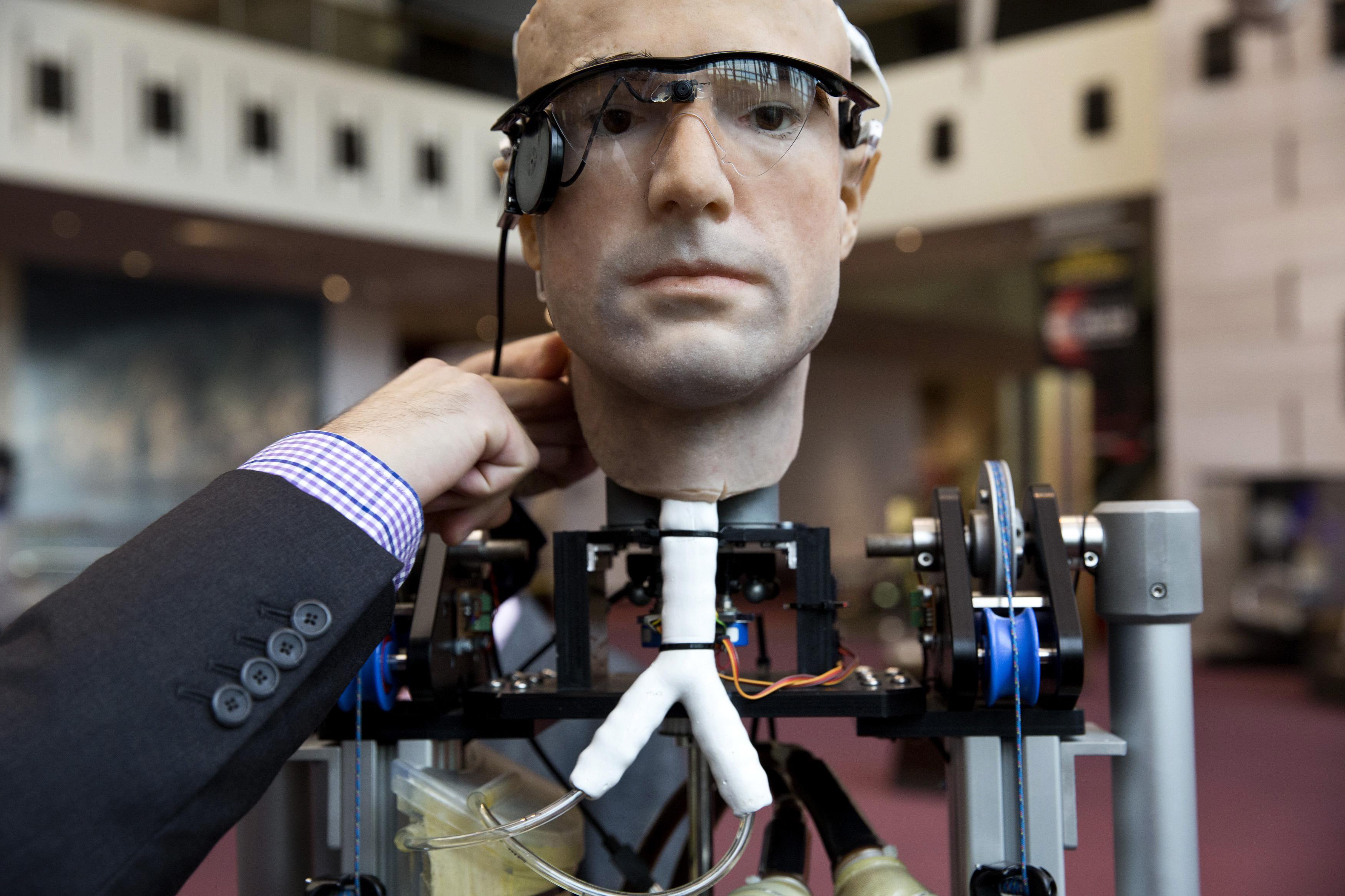 Стартапы искусственного интеллекта. Робот Фрэнк биоробот. Фрэнк — первый биоробот. Робот человек. Реалистичные роботы.
