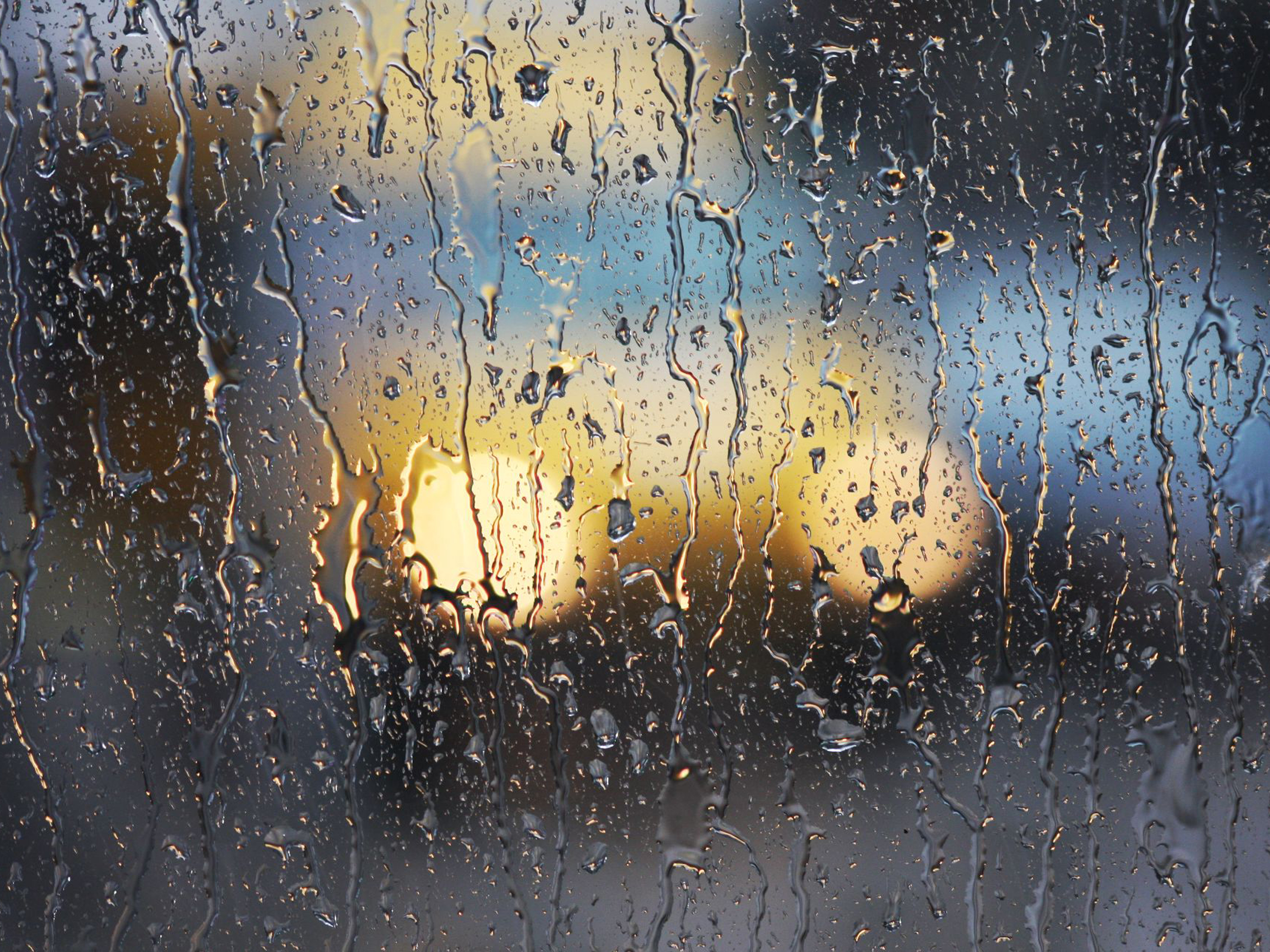 Тема дождливая погода. Капли на стекле. Капли дождя на стекле. Дождевые капли на стекле. Обои дождь.