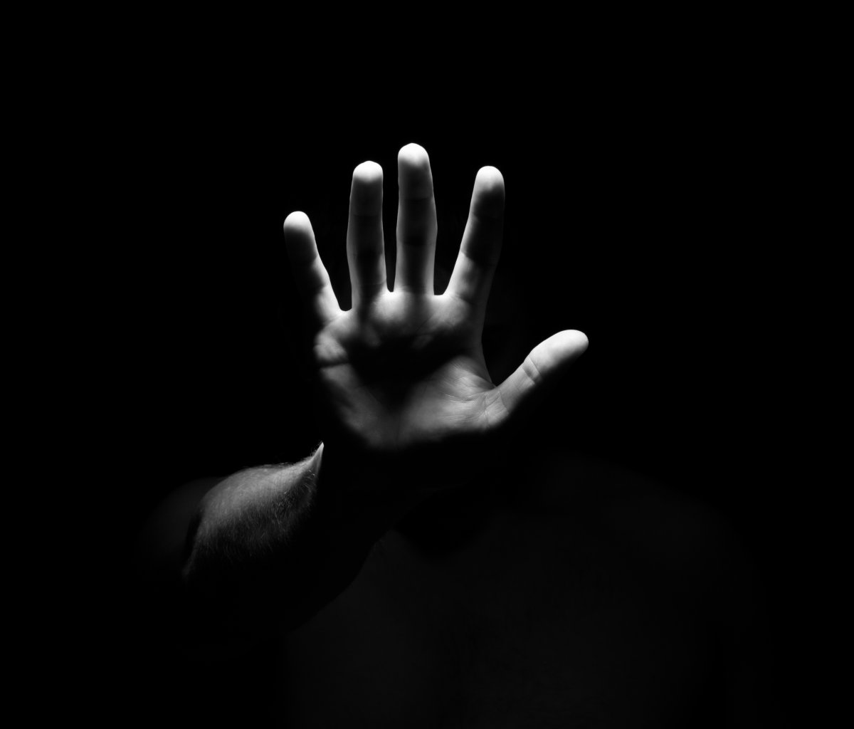 Руки из темноты