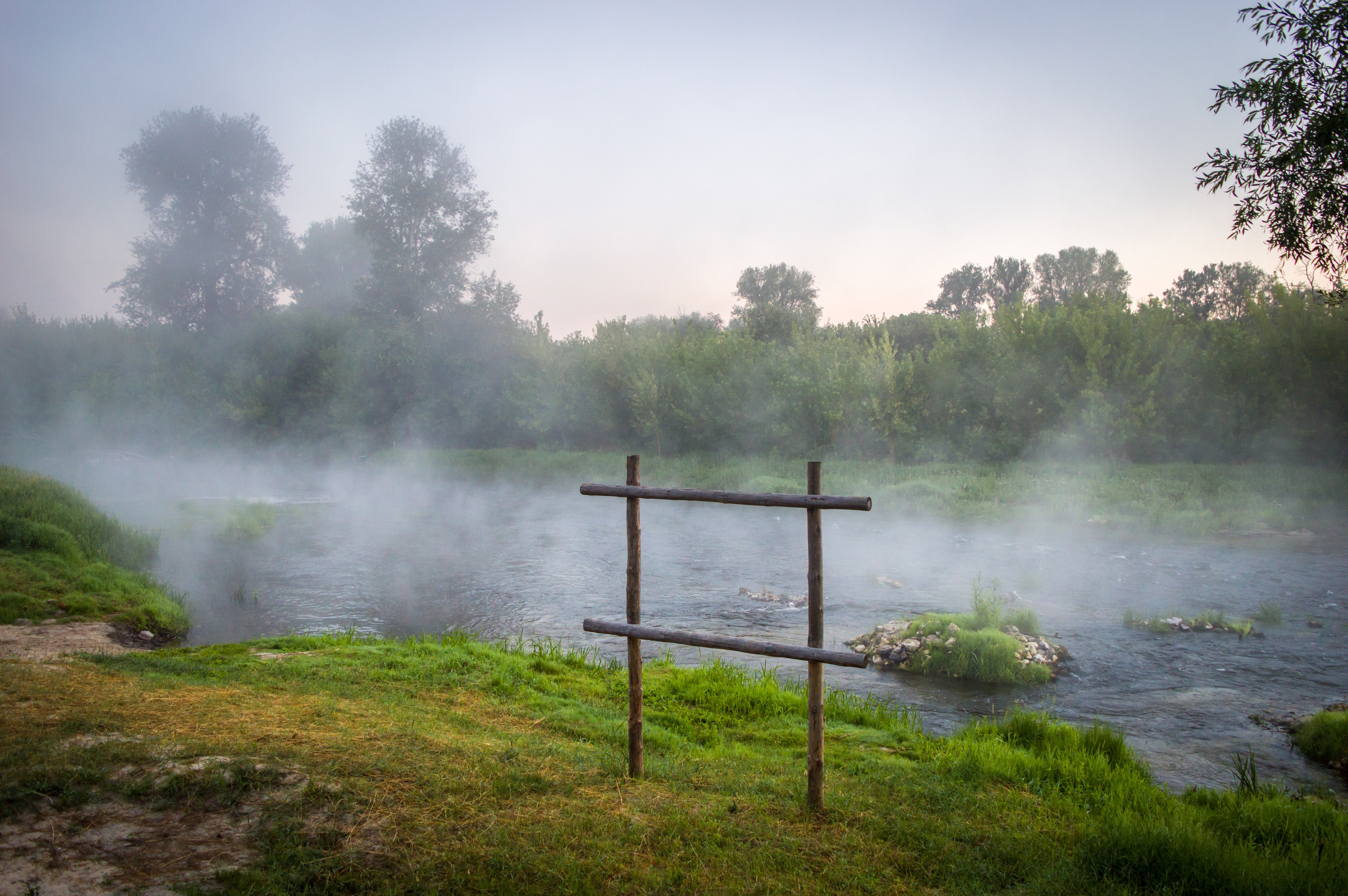 Tuman. Туман над рекой. Пар над озером. Клубящийся туман над рекой. Туман над речкой.