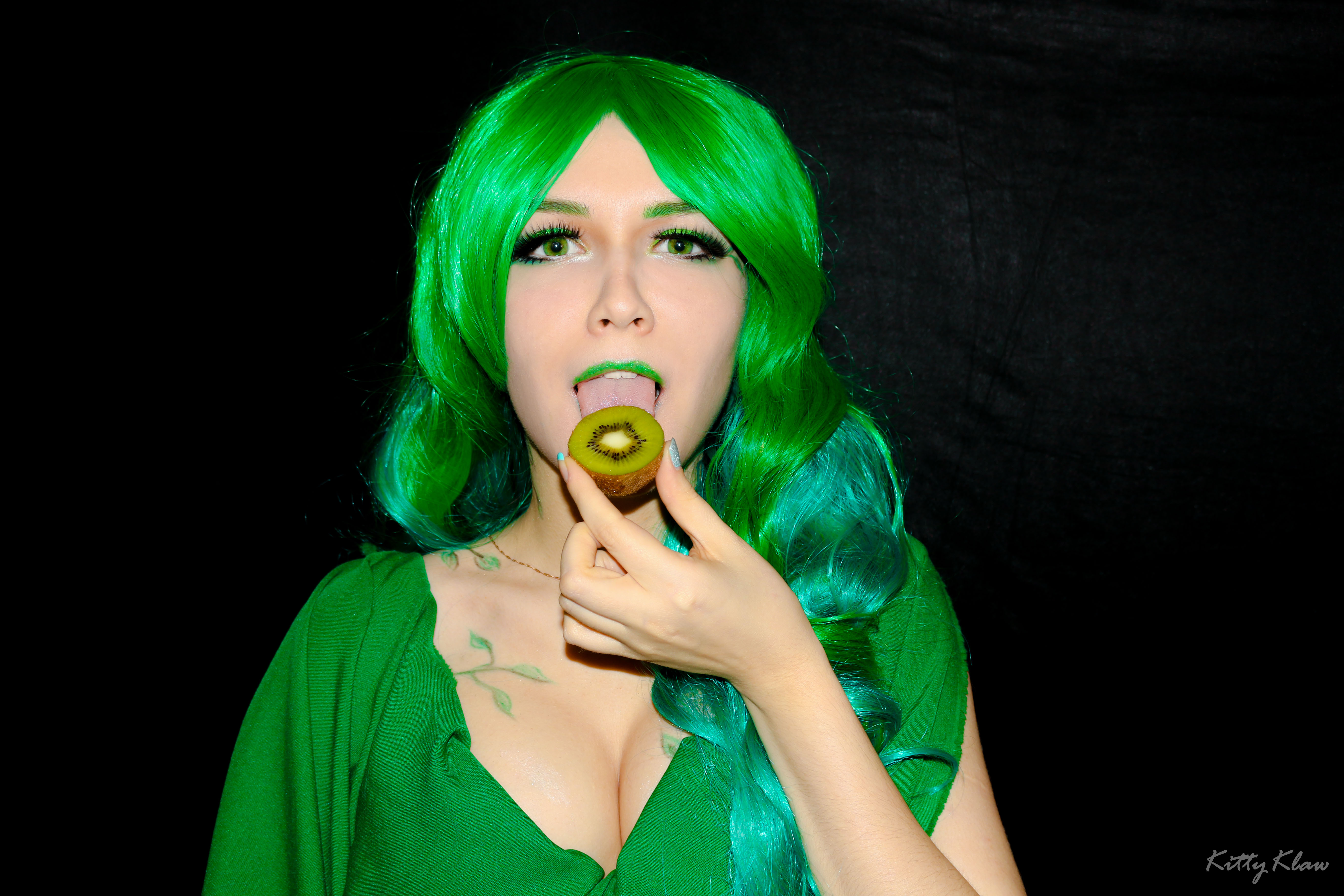 Клип green. Девушка с зелеными волосами. Девушка с зеолёным и волосами. Девушка в зеленом. Зеленоволосая девушка.