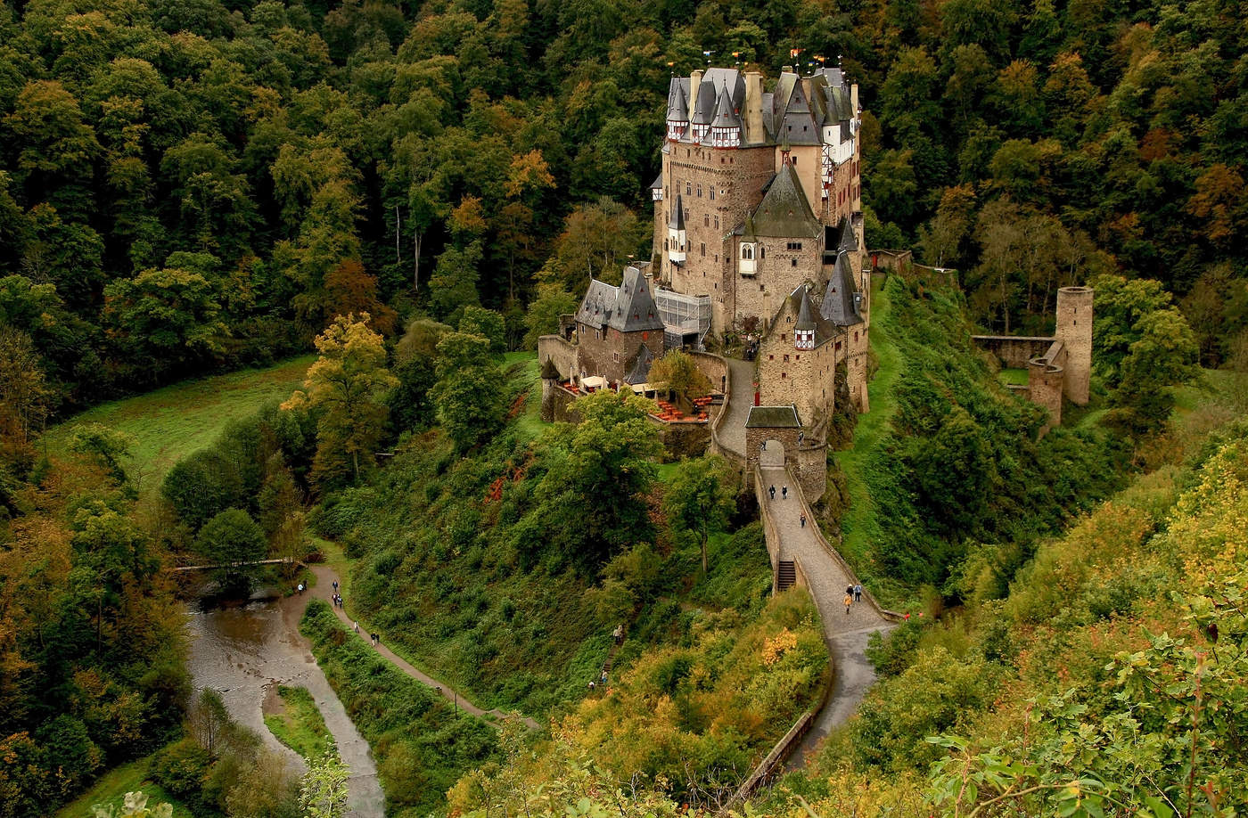 Замок сх. Долина Рейна замок Эльц. Замок Эльц Рейнланд-Пфальц Германия. Замок Бург Эльц Германия. Замок Нурменгард Австрия.