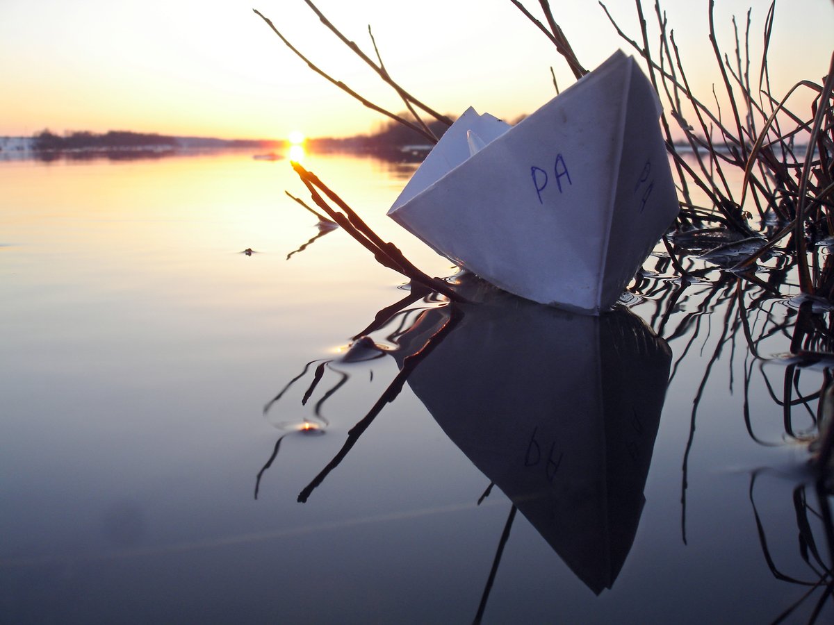 Бумажный кораблик читать. Бумажный кораблик. Красивый бумажный кораблик. Кораблик на воде. Бумажный кораблик на воде.