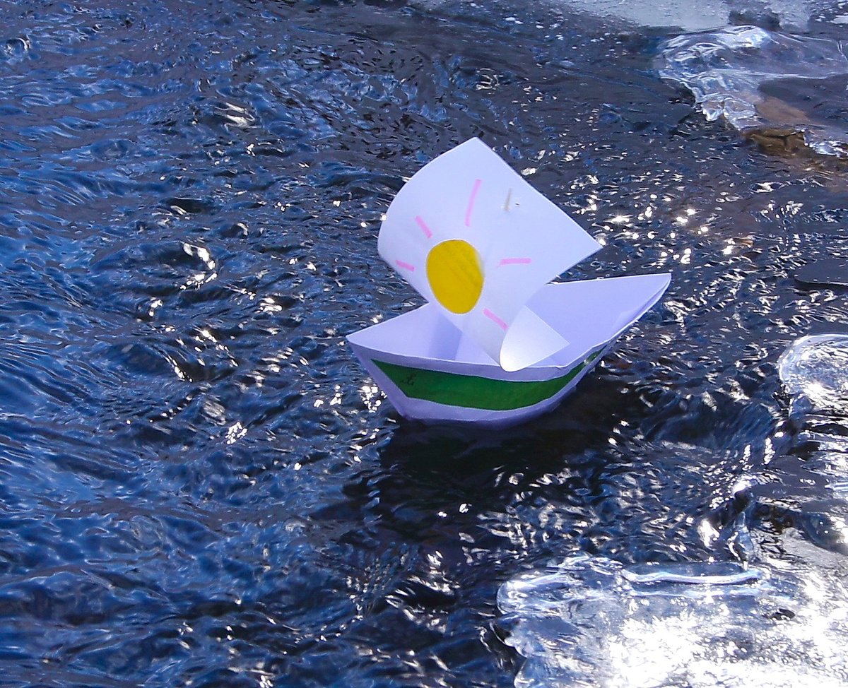Плавание на бумажных кораблях. Весенний Ручеек кораблик. Бумажный кораблик. Бумажный кораблик на воде. Кораблик плавает.
