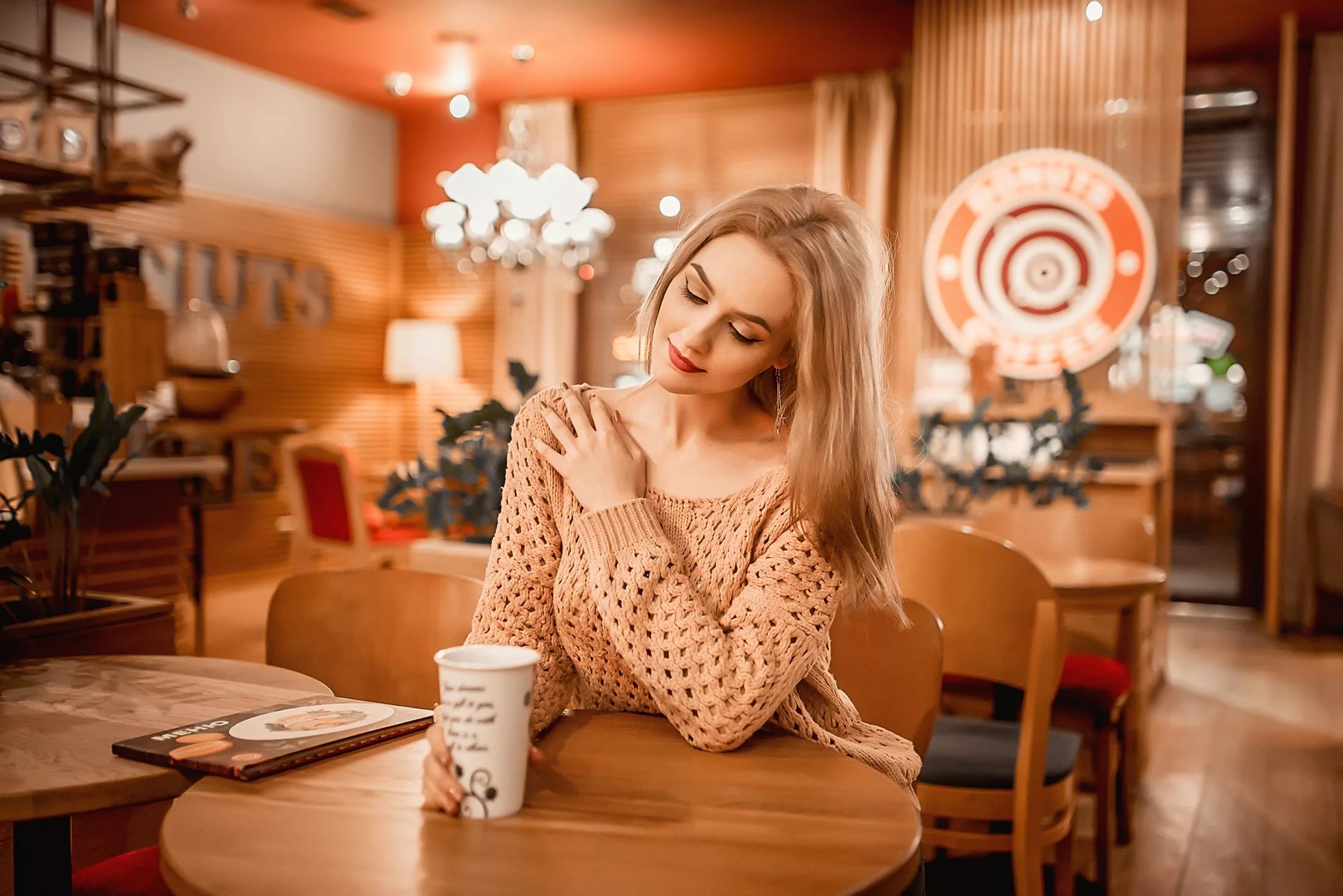 Фото в кафе девушки за столом без лица