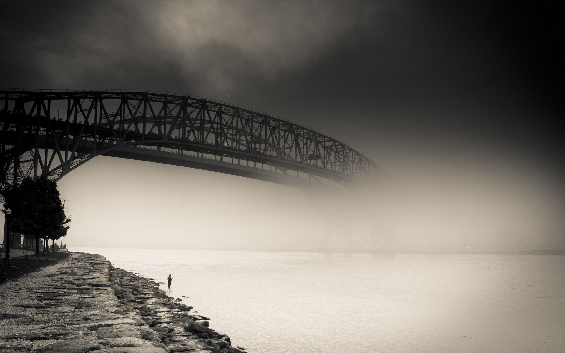 Мост в никуда. Мост в тумане. Мрачный мост. Мост черно белый. Город в тумане.