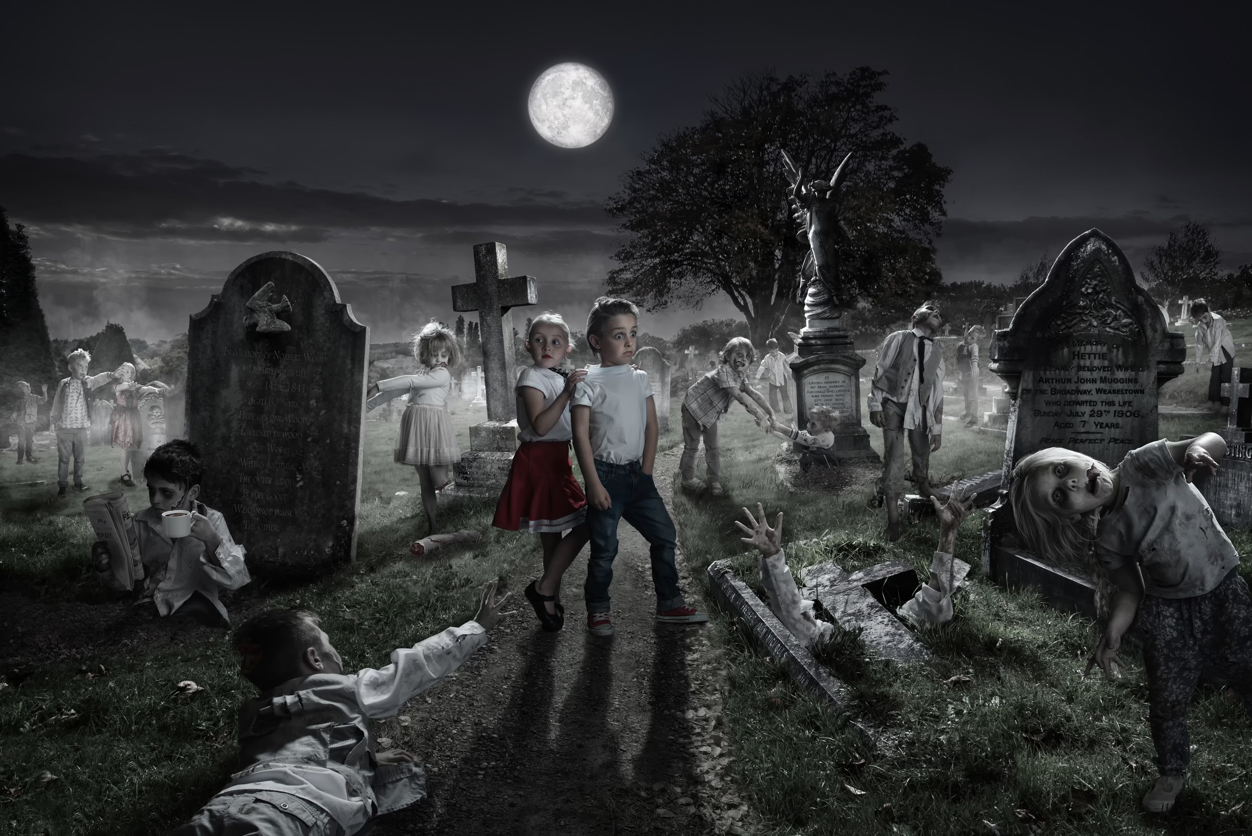Мальчик попал в мир мертвых. Кладбище ночью. Мрачное кладбище. Зловещее кладбище.