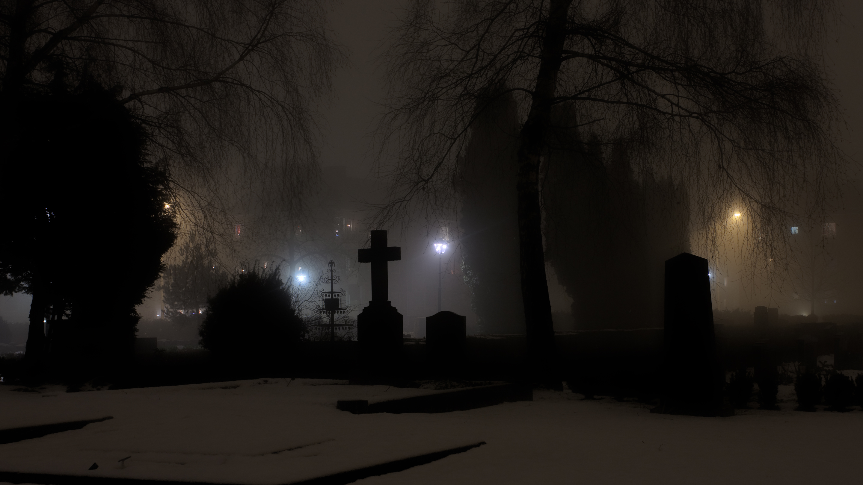 Почему не ходят вечером на кладбище. Могила ночью. Ночное кладбище. Кладбище ночью. Старое кладбище ночью.