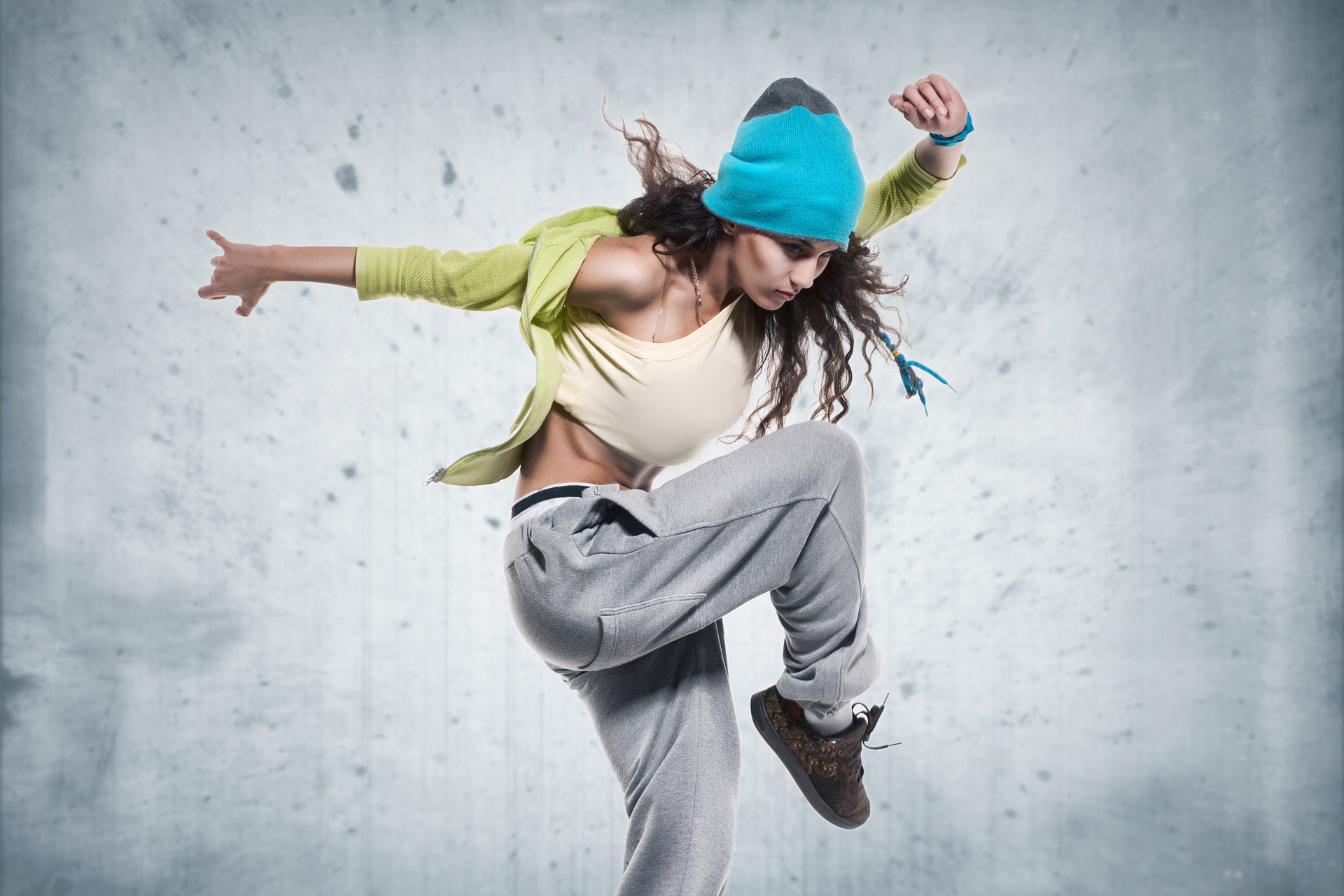 Нестандартные движения. Лапа хапа. Современные танцы. Танцы хип хоп. Девушка танцует.