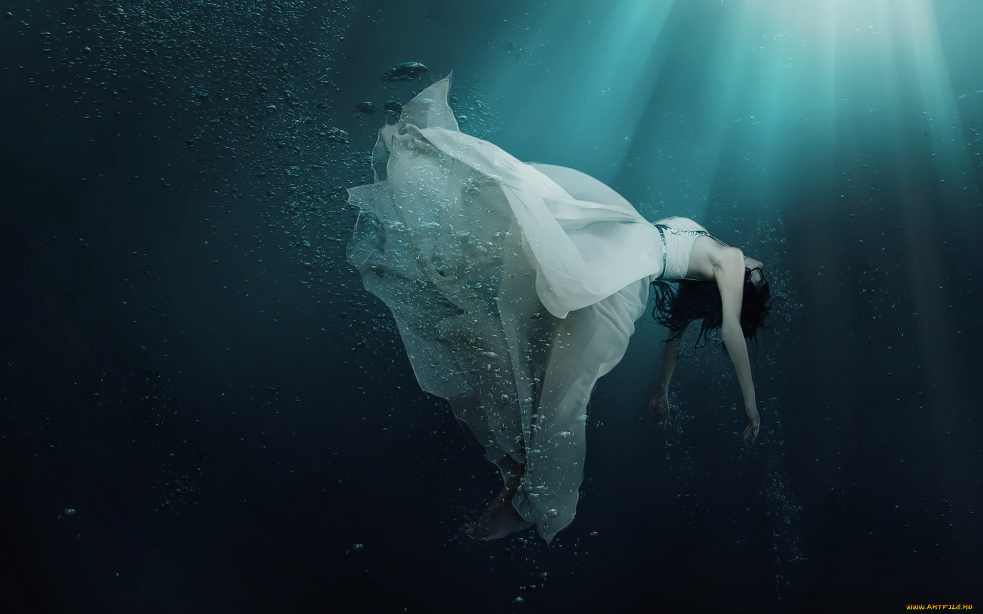 В воде происходят резкие. Девушка тонет в воде. Девушка тонет в платье. Девушка в платье под водой. Девушка тонет в море.