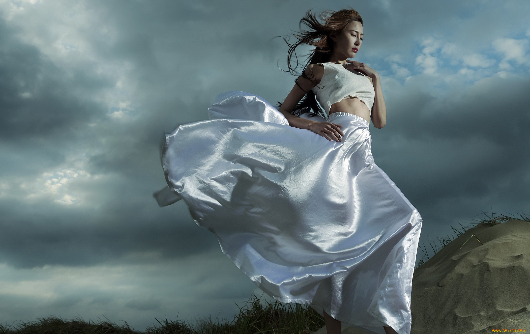 Сонник быть в платье. Девушка на ветру. Развивающееся платье. Девушка в платье на ветру. Девушка в белом платье.