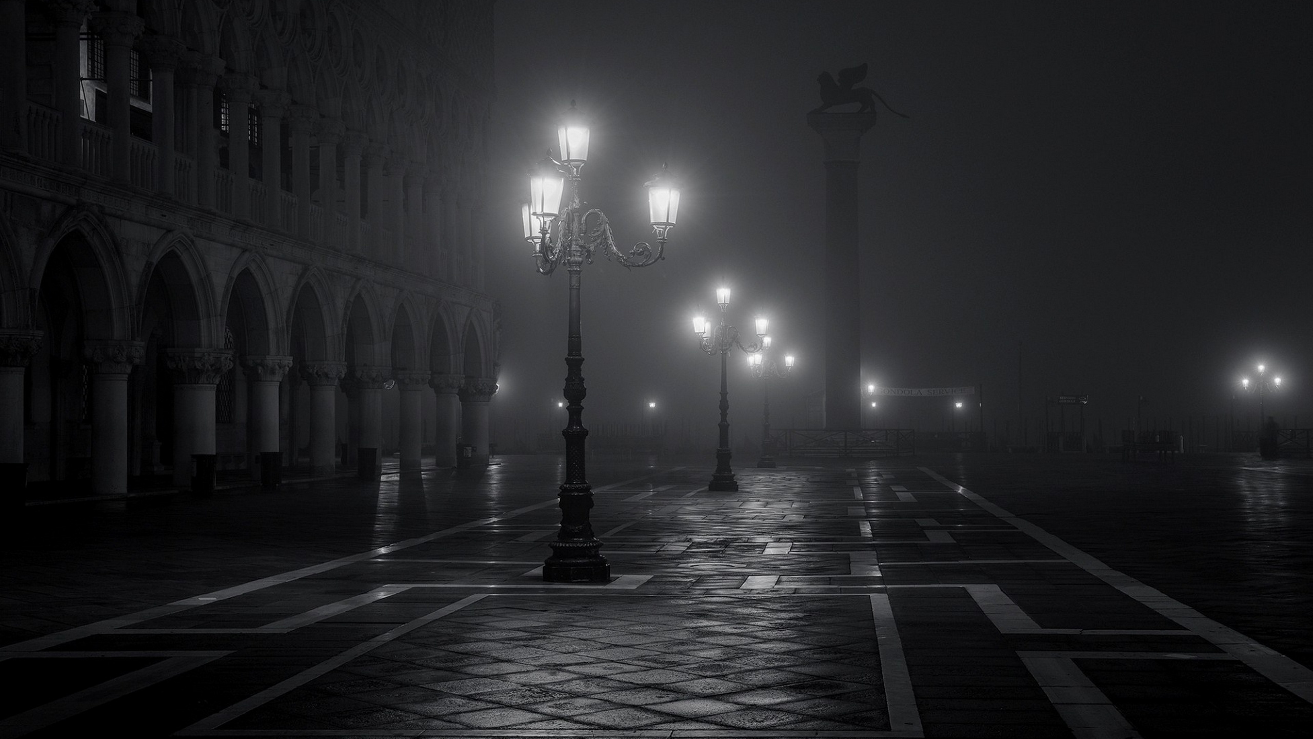 Вечер улица фонарь. Ночная улица. Тёмный город. Темная улица. Город в тумане.