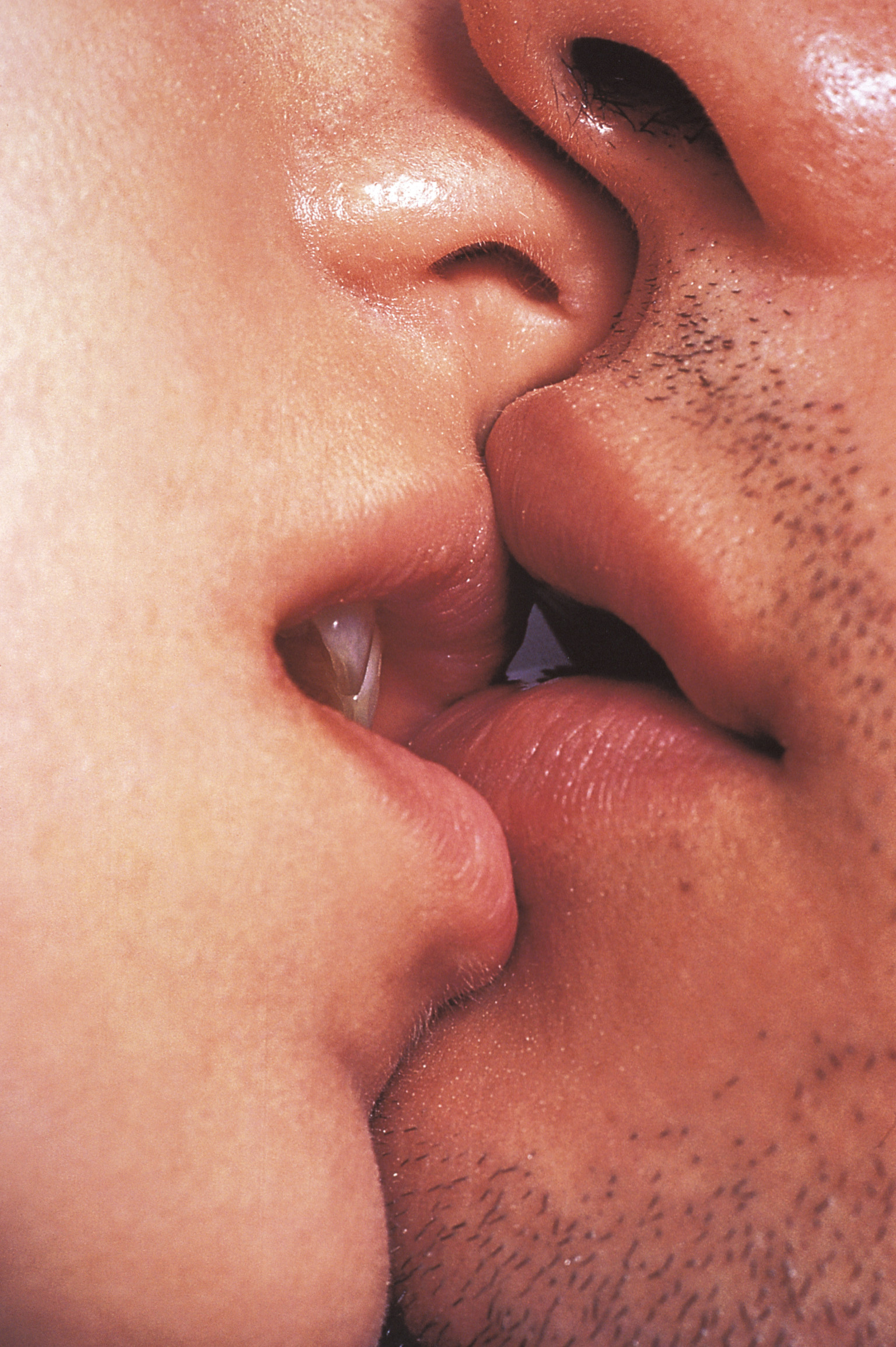 Ай я гуляла в губы целовала. Поцелуй. Красивый поцелуй. Целуются в губы. Целующие губы.