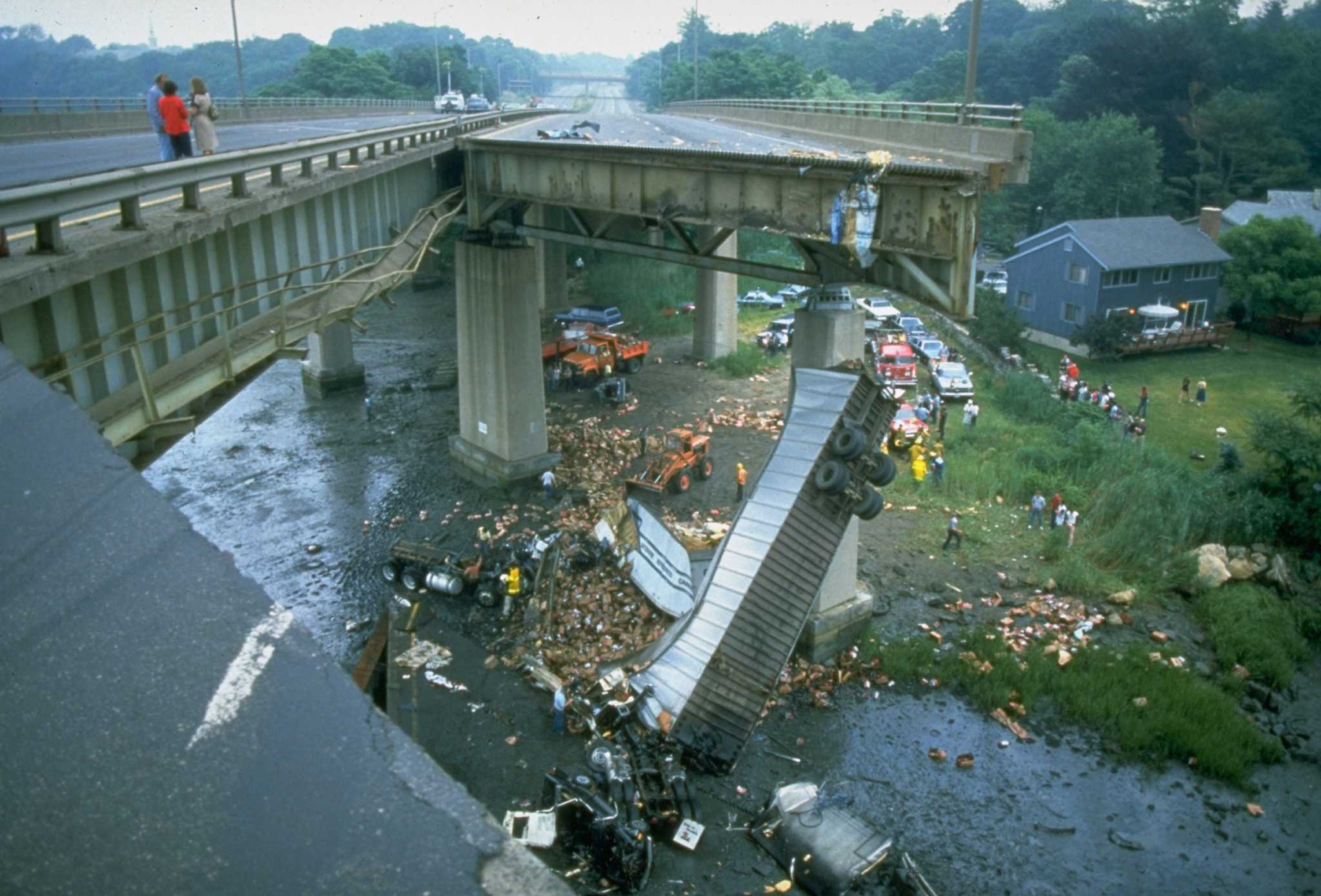 Какой мост разрушился. Моста через реку Мианус в 1983 году. Крушение моста через реку в 1983. Разрушение моста. Сломанный мост.