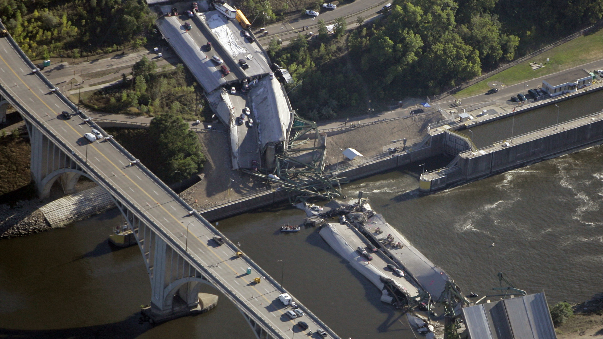 Корабль сломал мост. Мост i-35w через Миссисипи. 35 W Bridge Collapse. Обрушение моста в Миннеаполисе 2007. Мост через Миссисипи крушение.