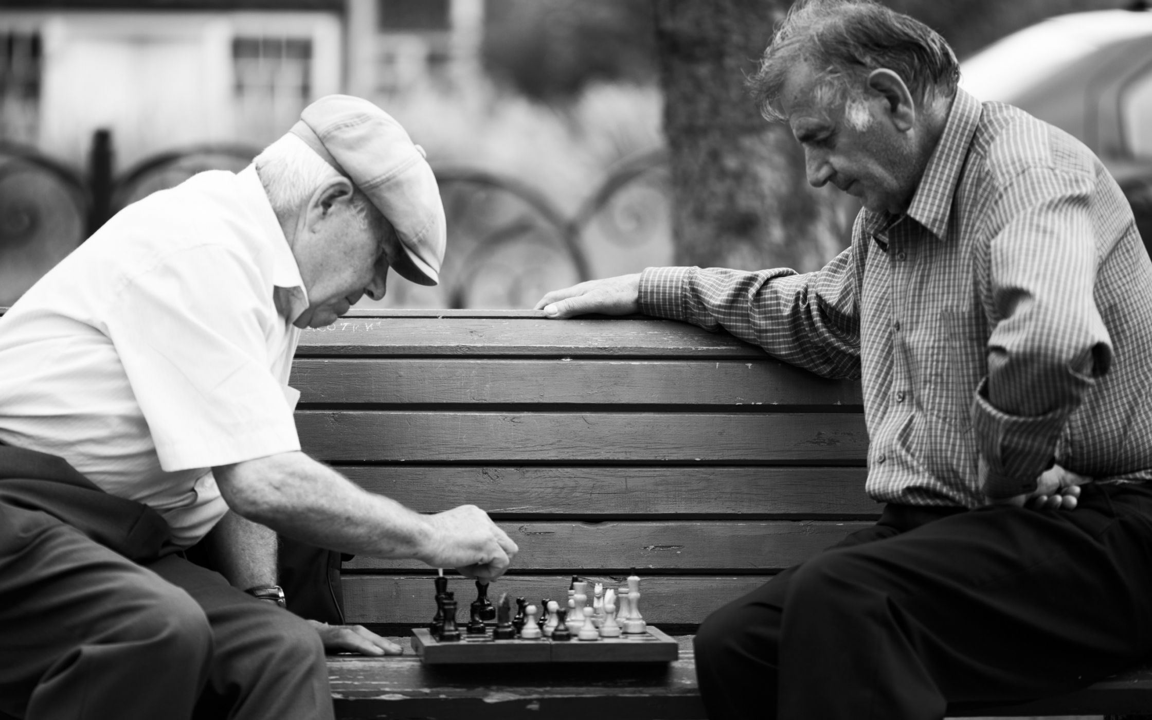 Старик не хочет есть. Старик на скамейке. Пожилые люди. Старик шахматы на лавочке. Старики на лавке.