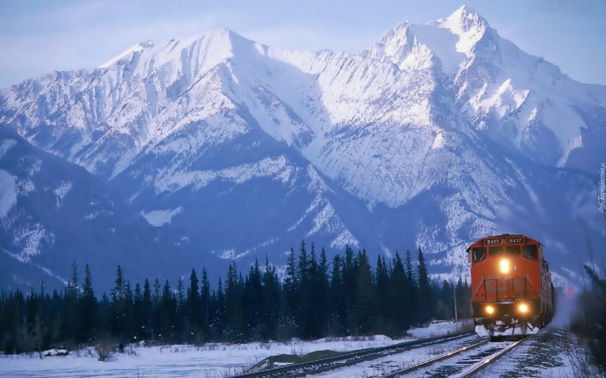Поезда в снежных горах