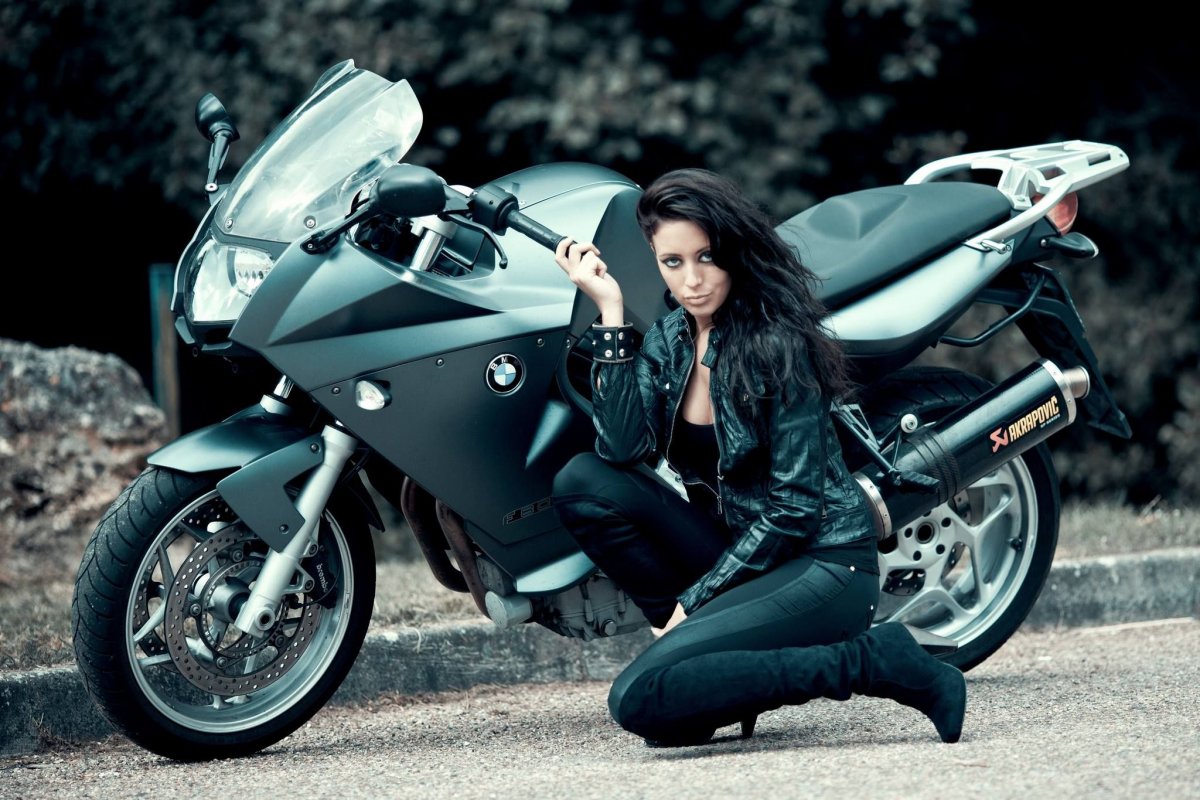 Девушки с мотоциклом