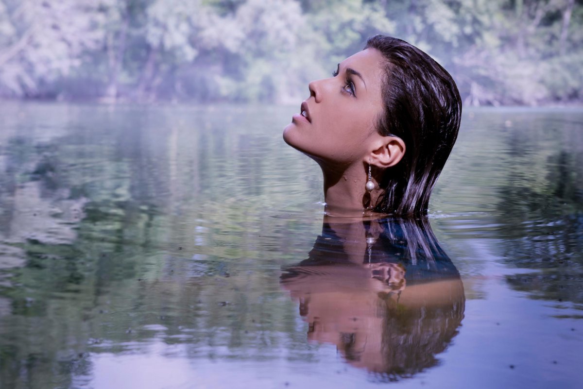 Отражение девушки в воде